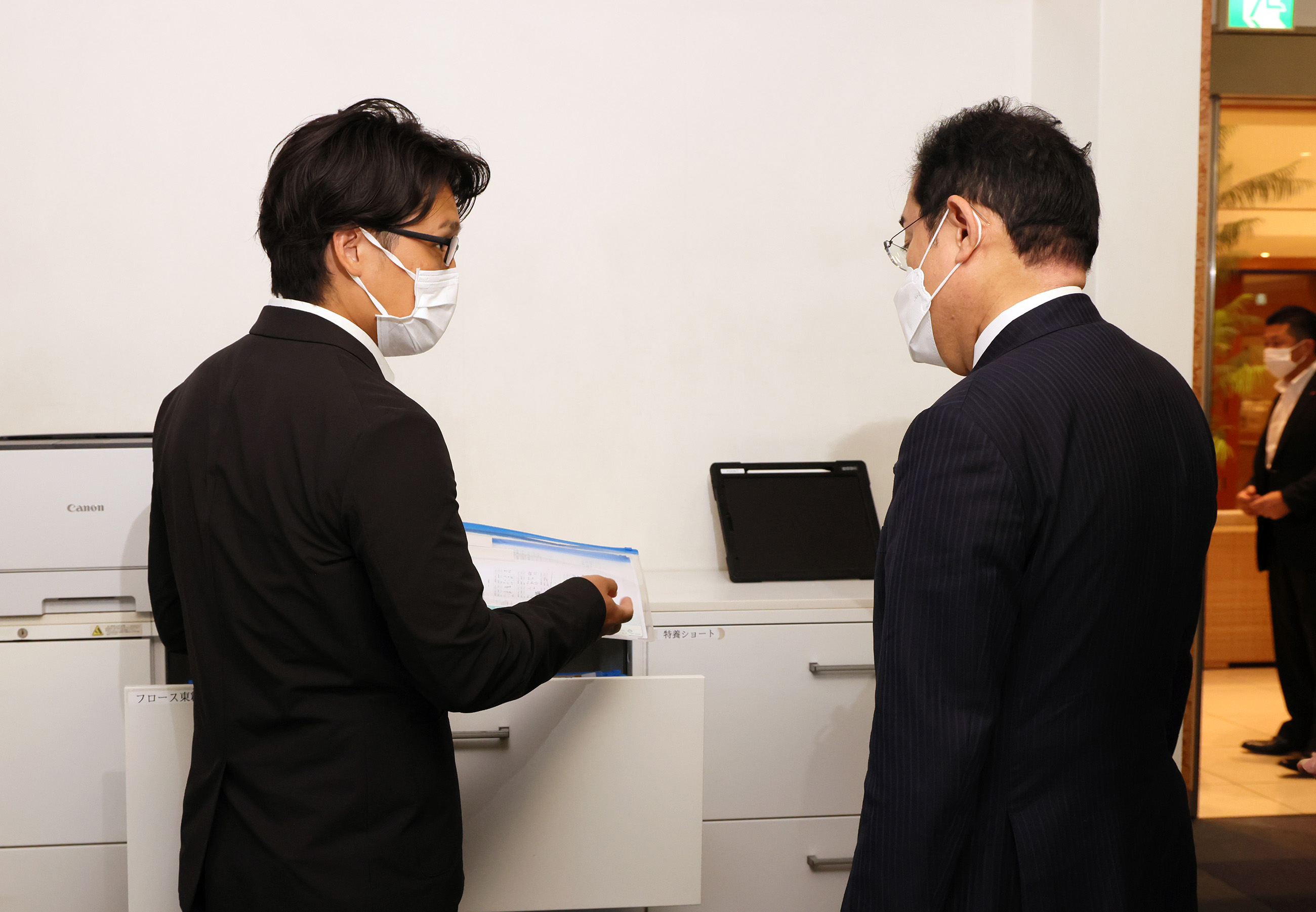 視察する岸田総理２