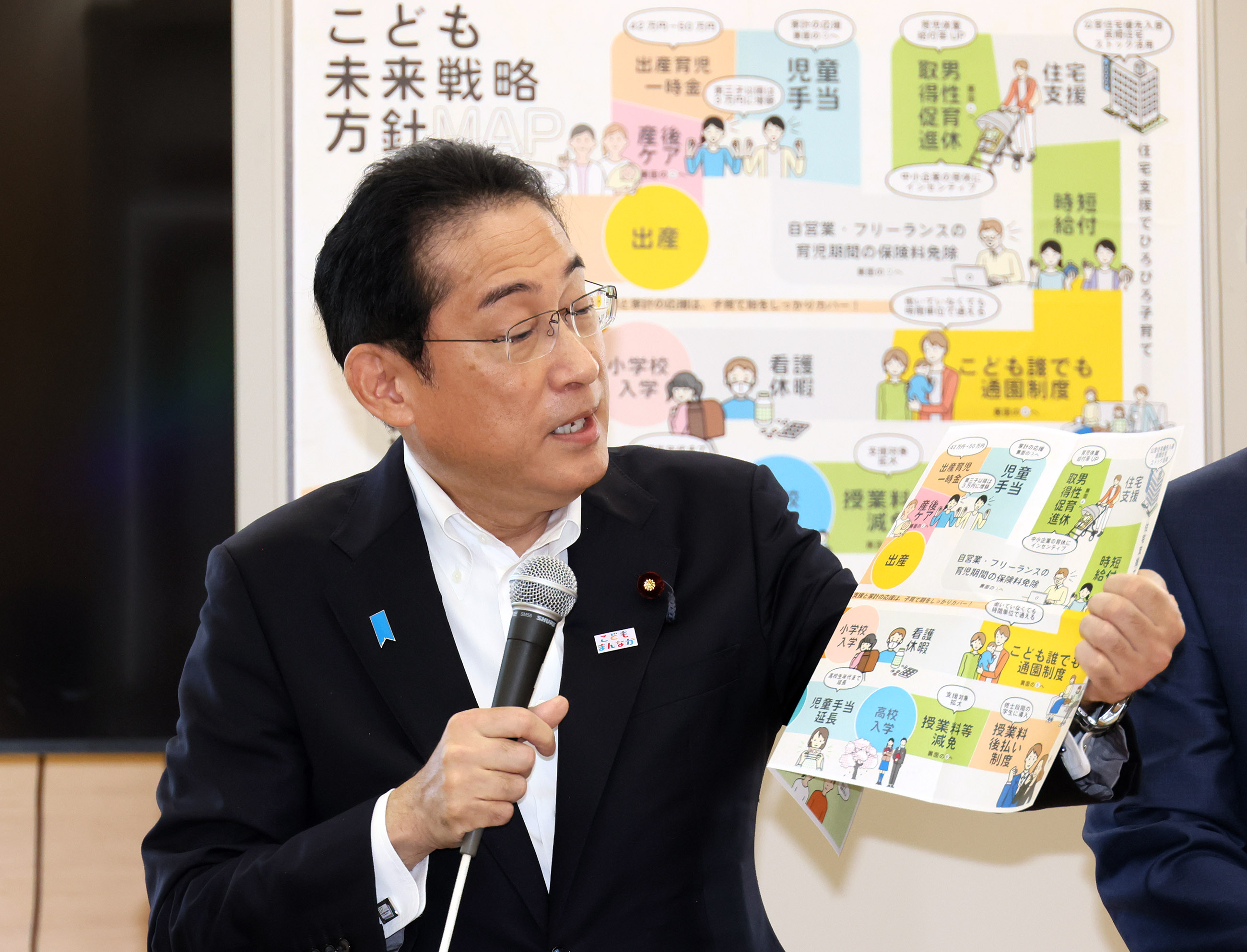 こども政策対話で参加者と対話する岸田総理１