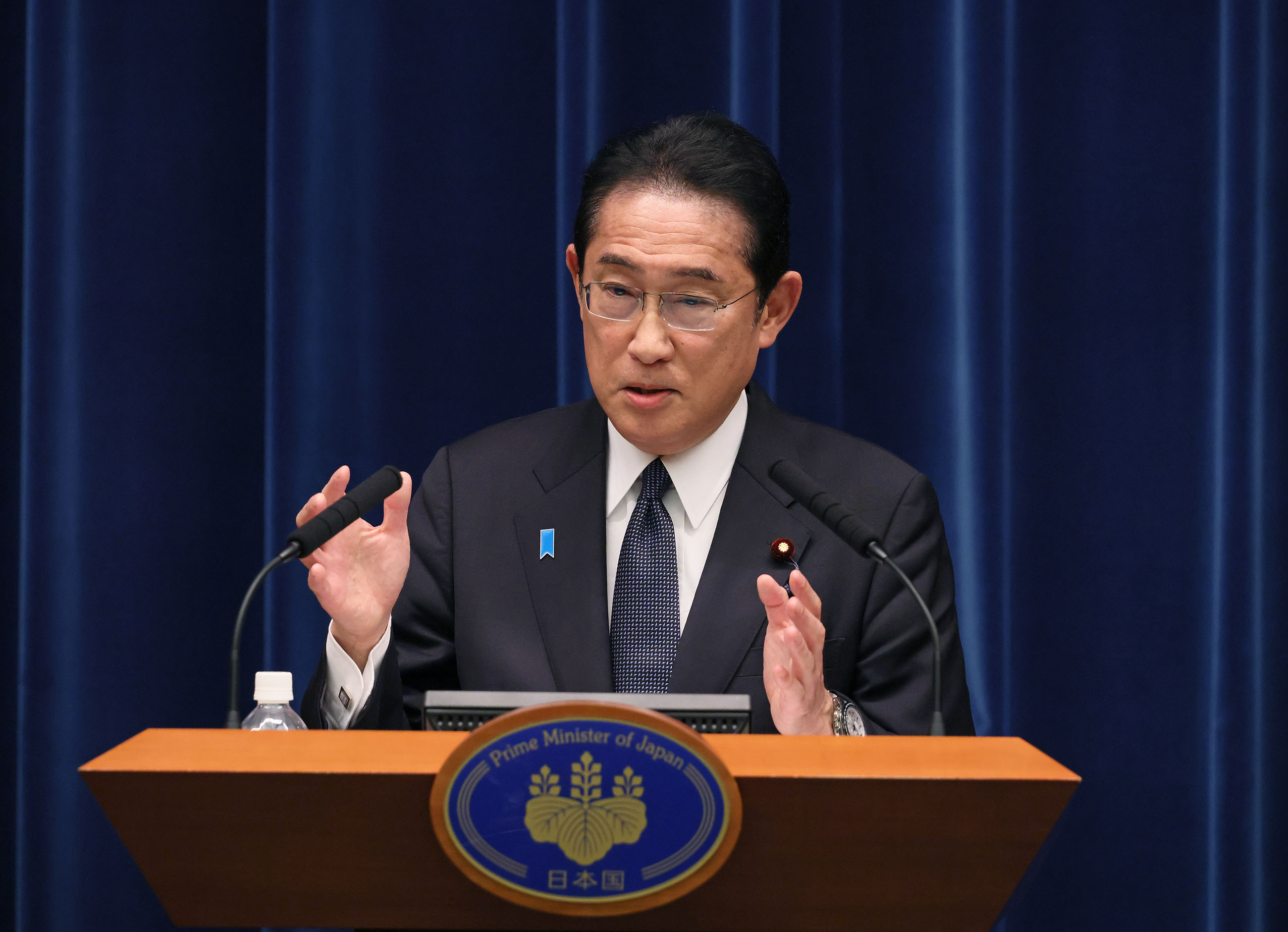 記者の質問に答える岸田総理１