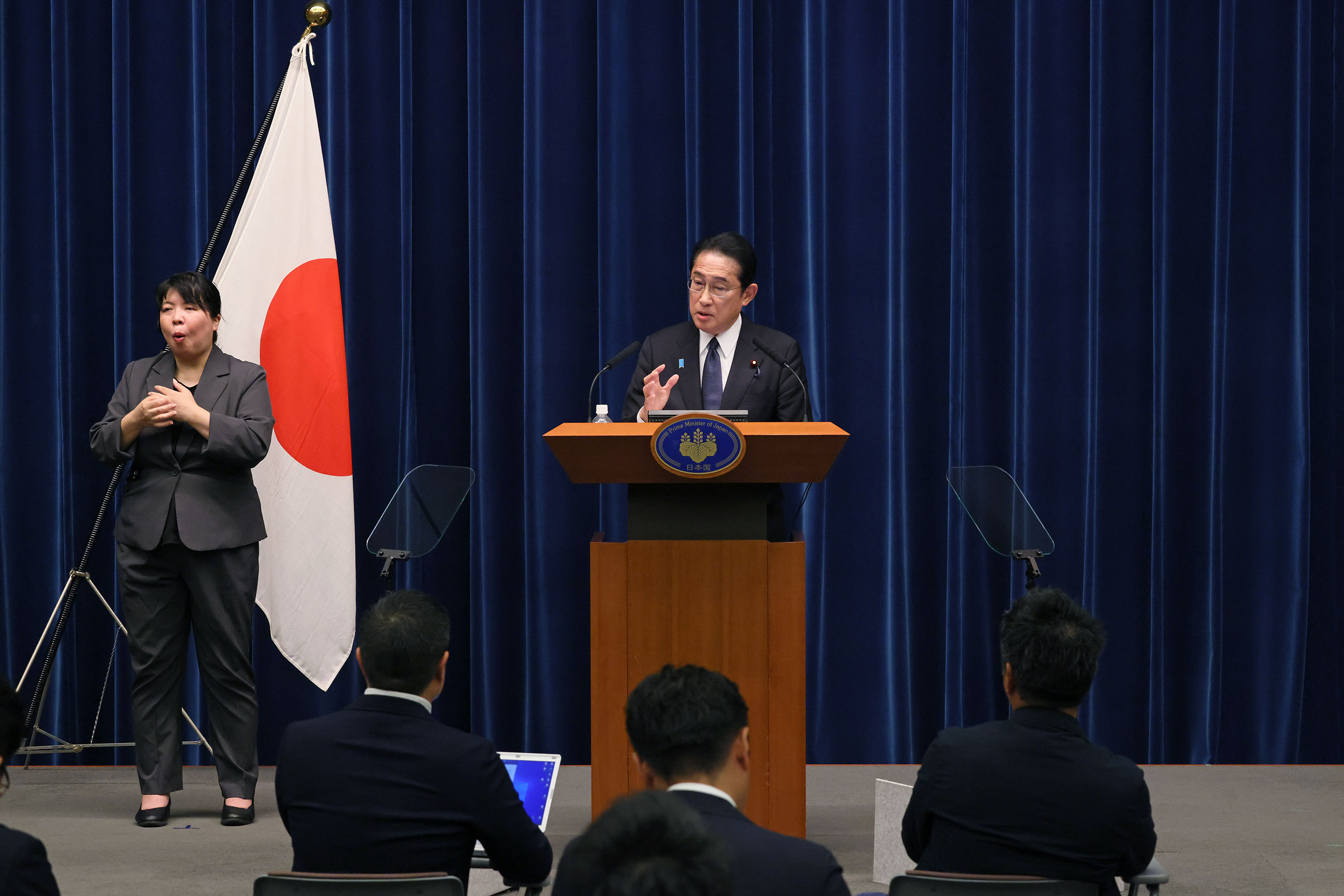 記者の質問に答える岸田総理２