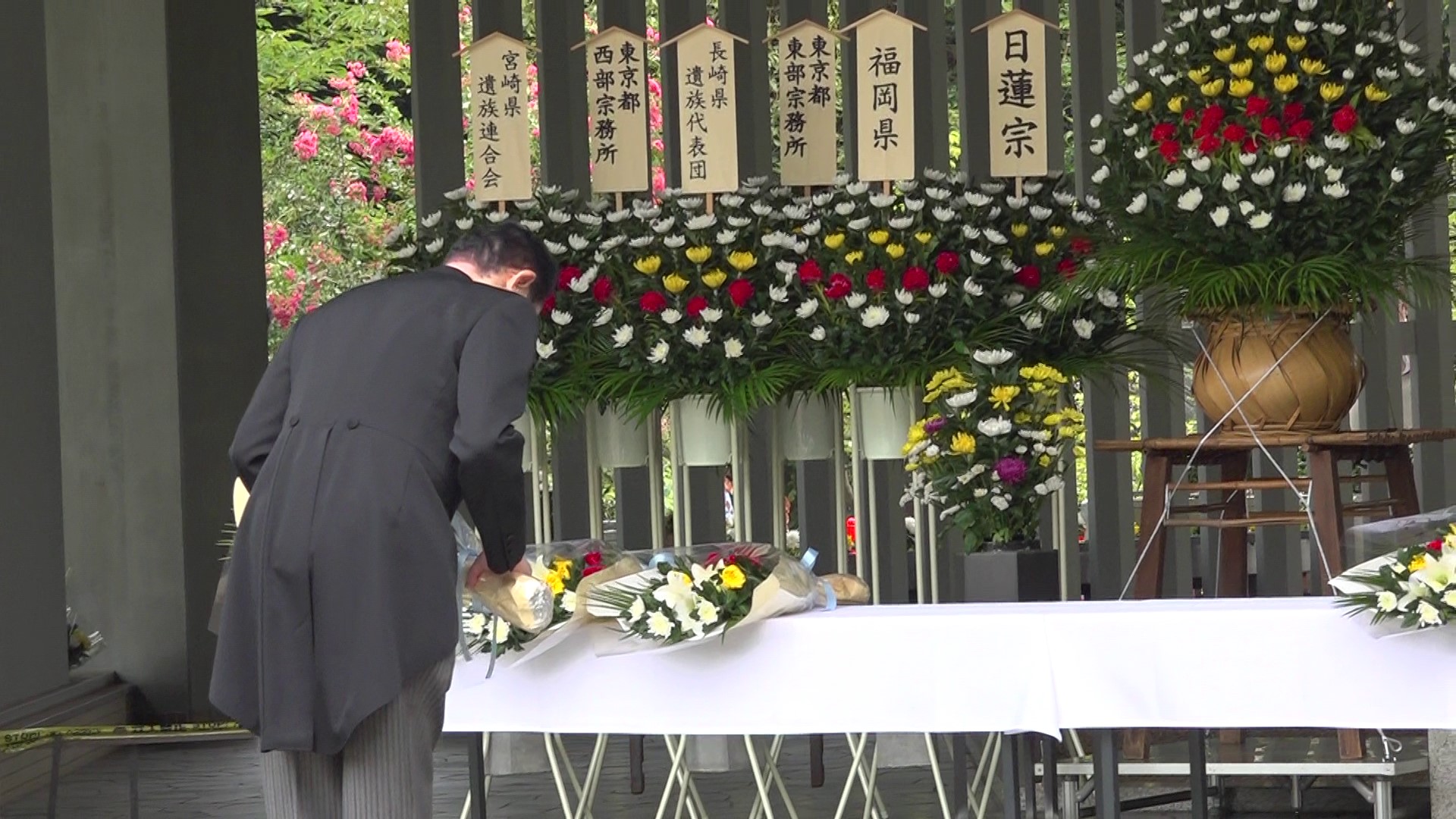 千鳥ヶ淵戦没者墓苑を参拝する岸田総理２