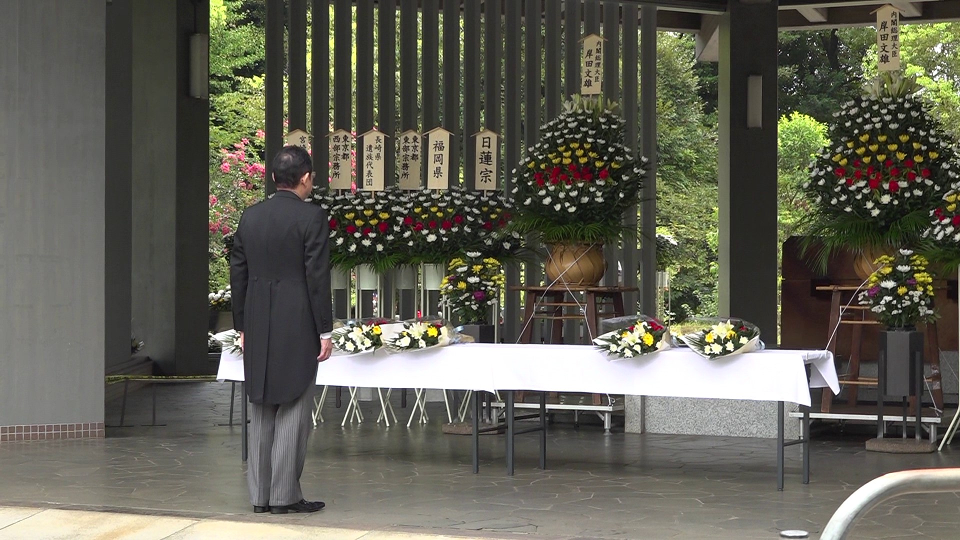 千鳥ヶ淵戦没者墓苑を参拝する岸田総理３