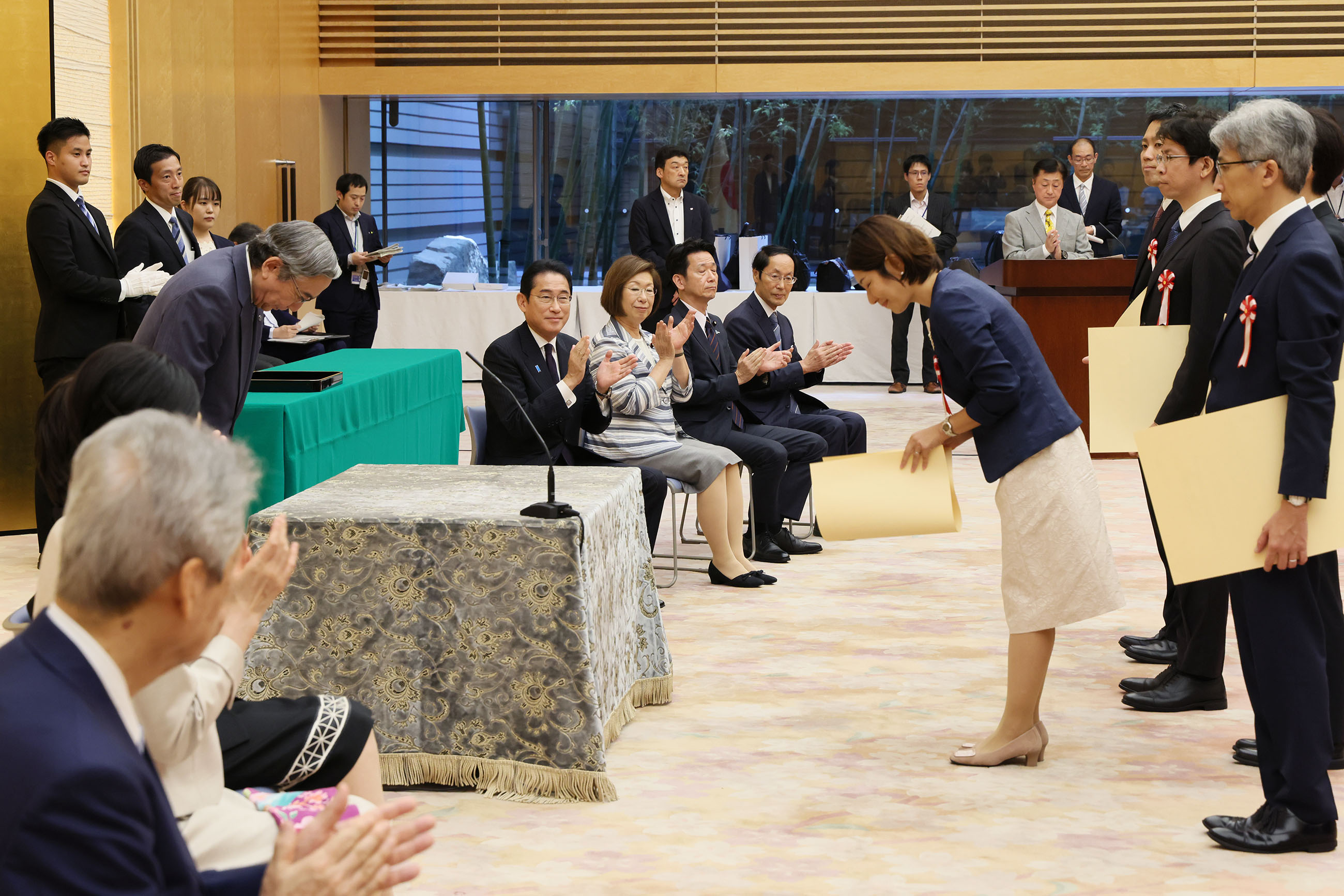 表彰式に出席する岸田総理