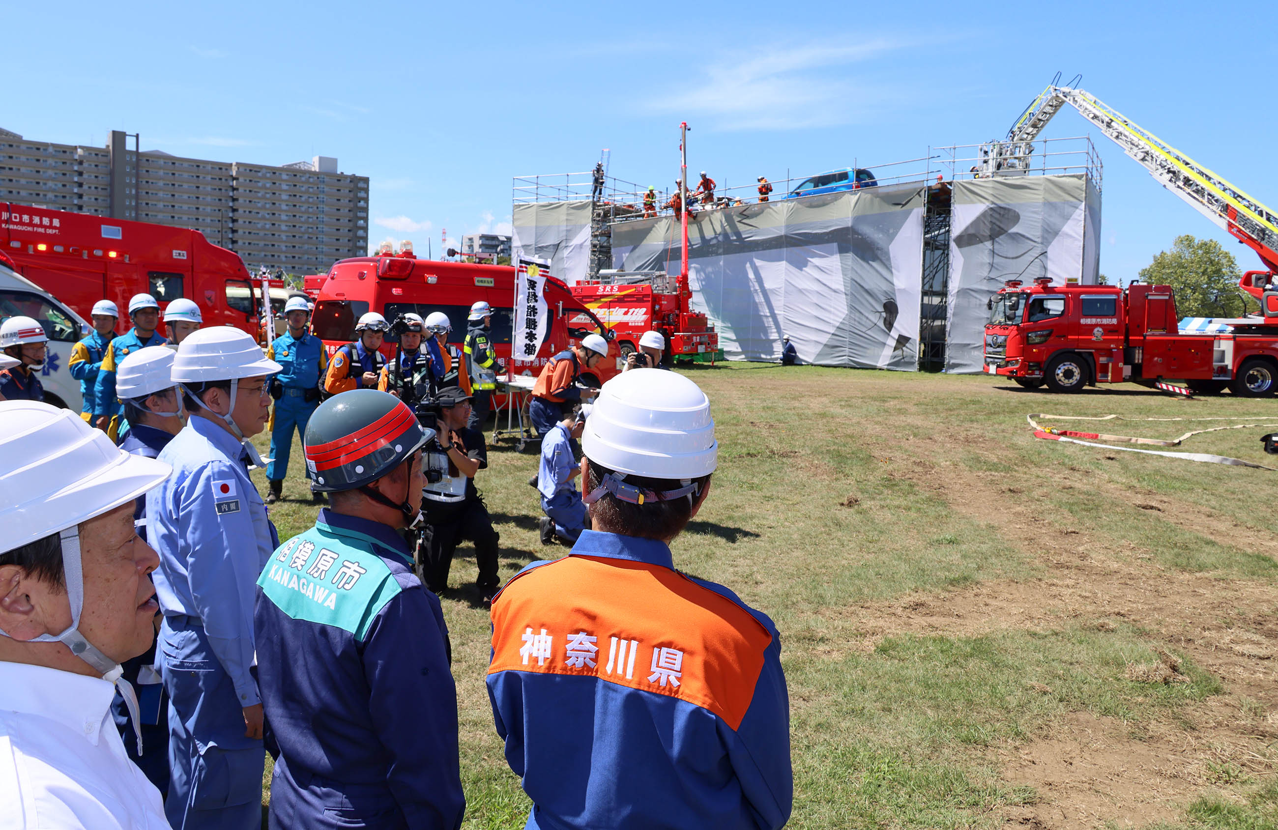 救出救助・消火訓練を視察する岸田総理１