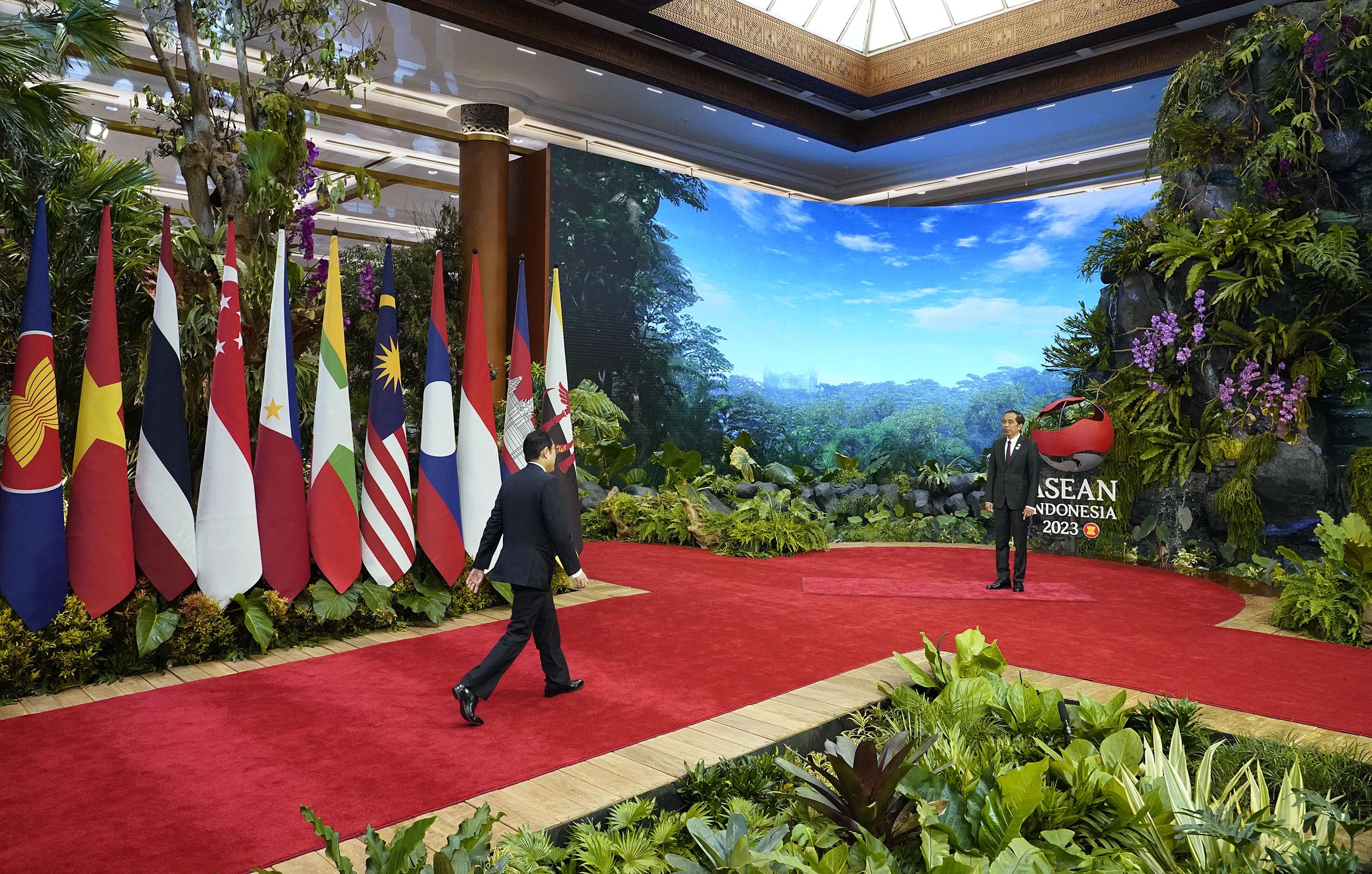 ジョコ・ウィドド・インドネシア大統領による出迎えを受ける岸田総理１