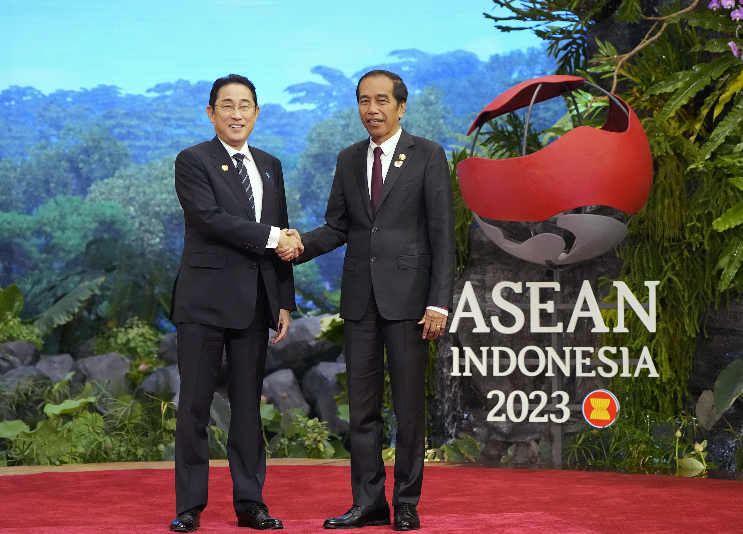 ジョコ・ウィドド・インドネシア大統領による出迎えを受ける岸田総理２