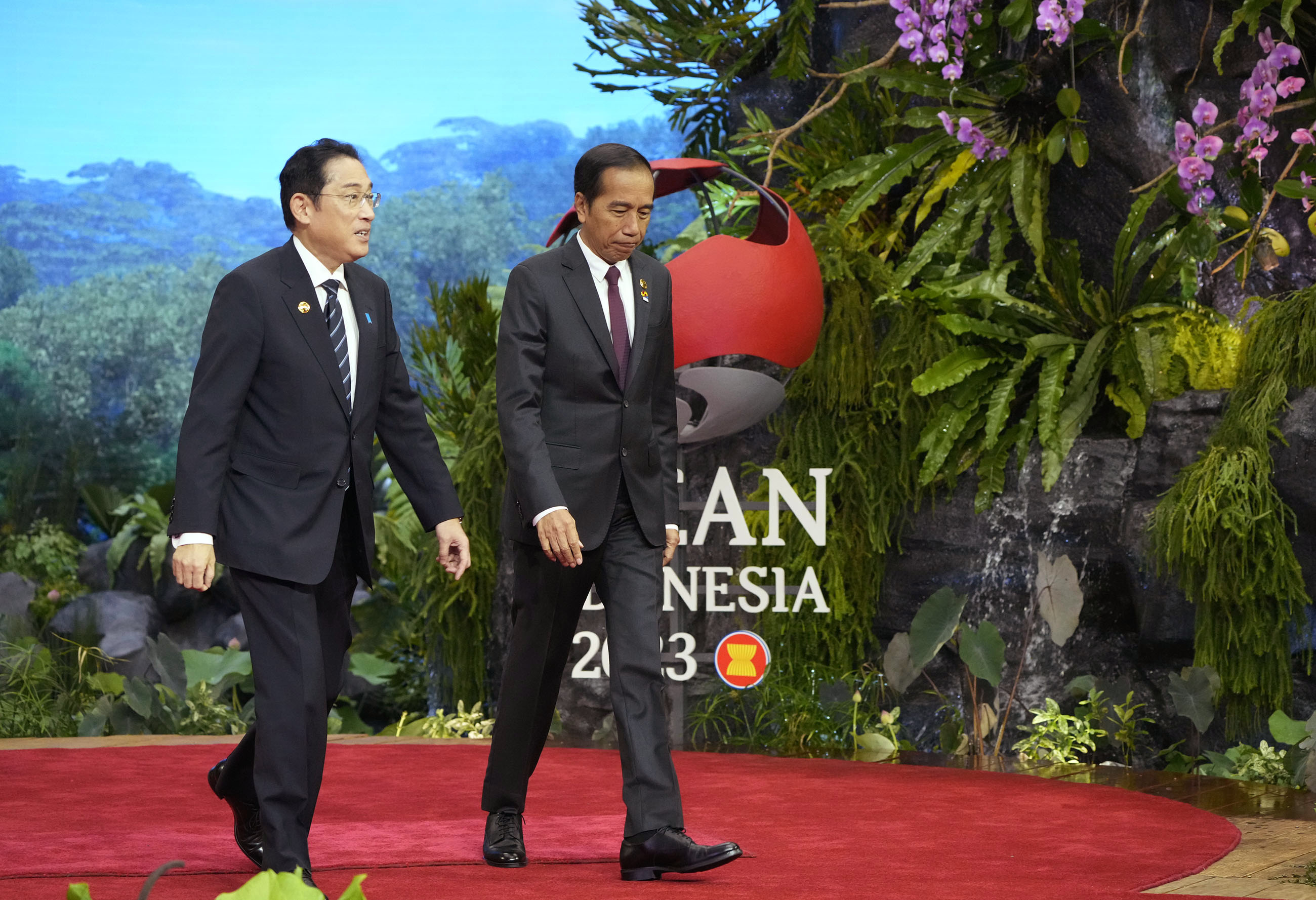 ジョコ・ウィドド・インドネシア大統領による出迎えを受ける岸田総理３