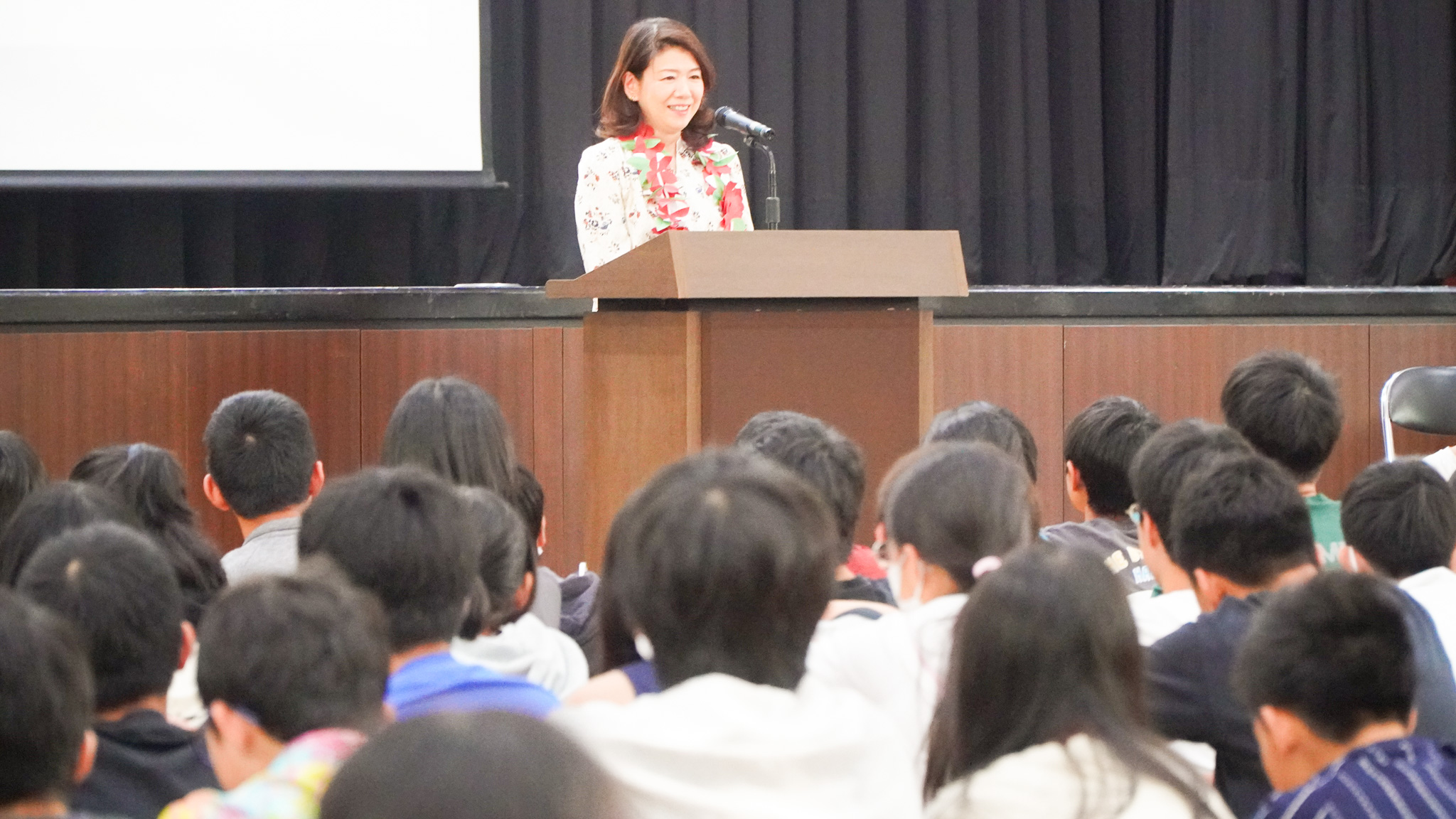ジャカルタ日本人学校を訪問する総理夫人３