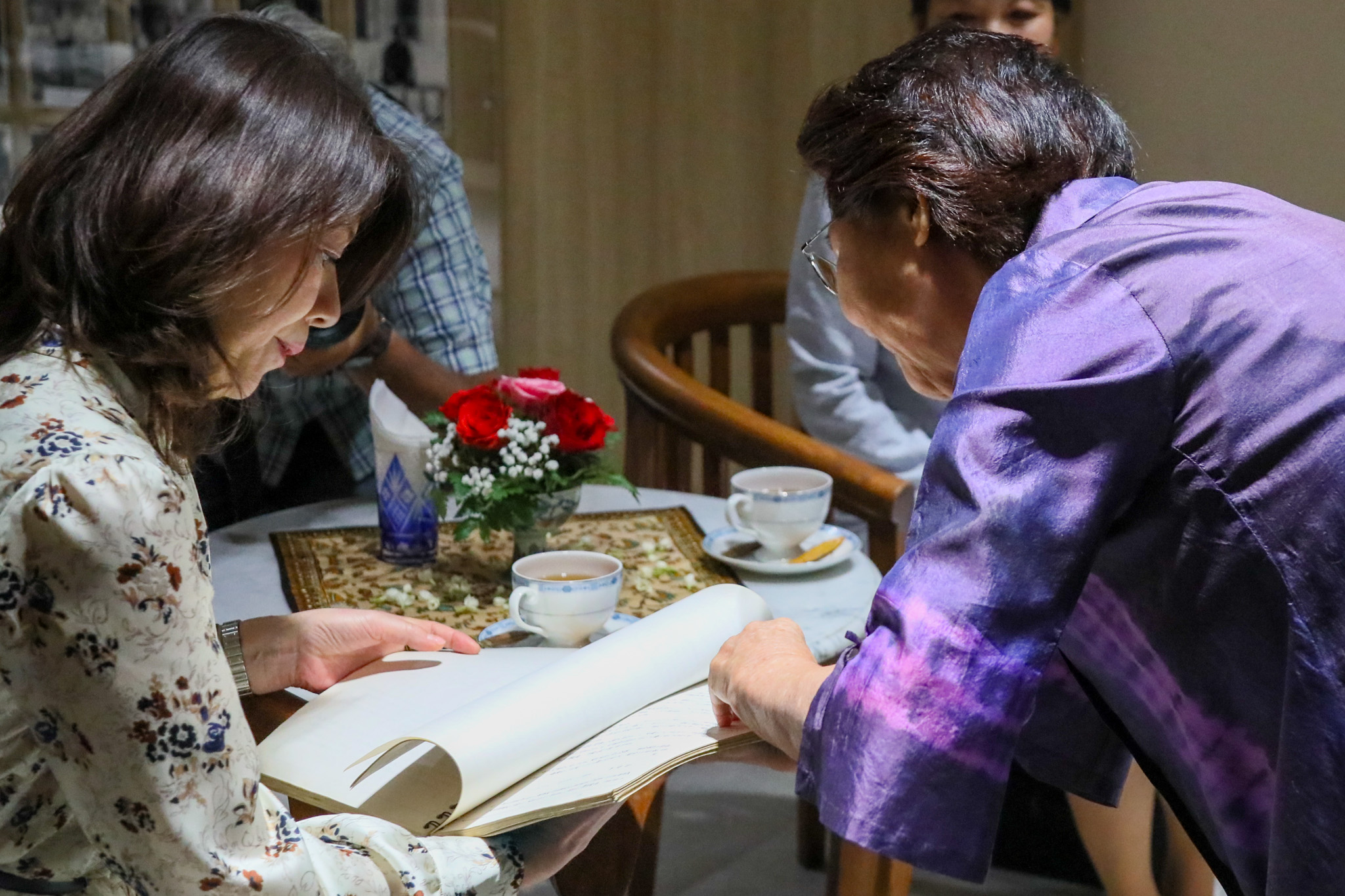 残留日本兵歴史ギャラリーを訪問する総理夫人２