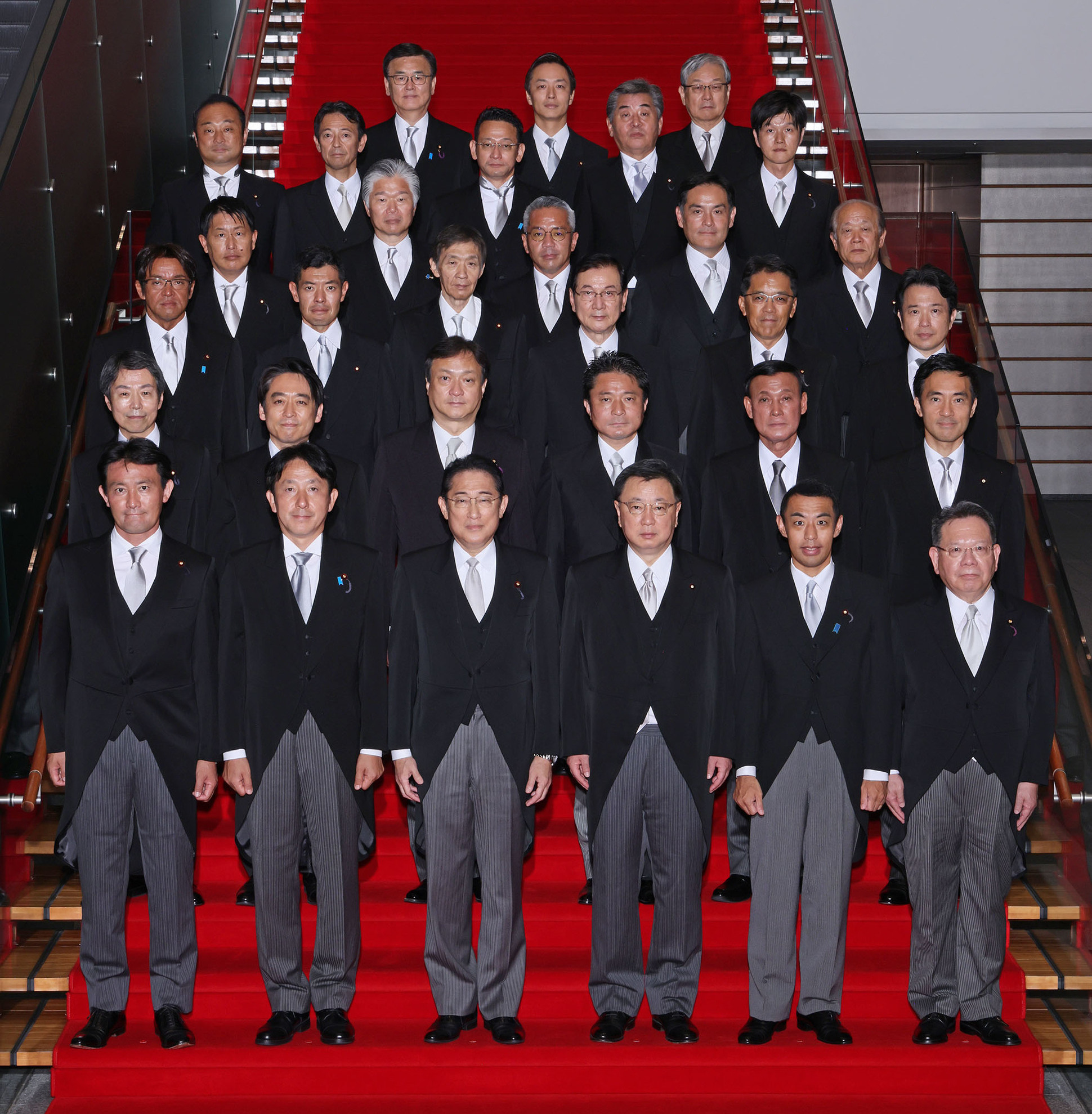 写真：第2次岸田第2次改造内閣の副大臣全員による記念撮影