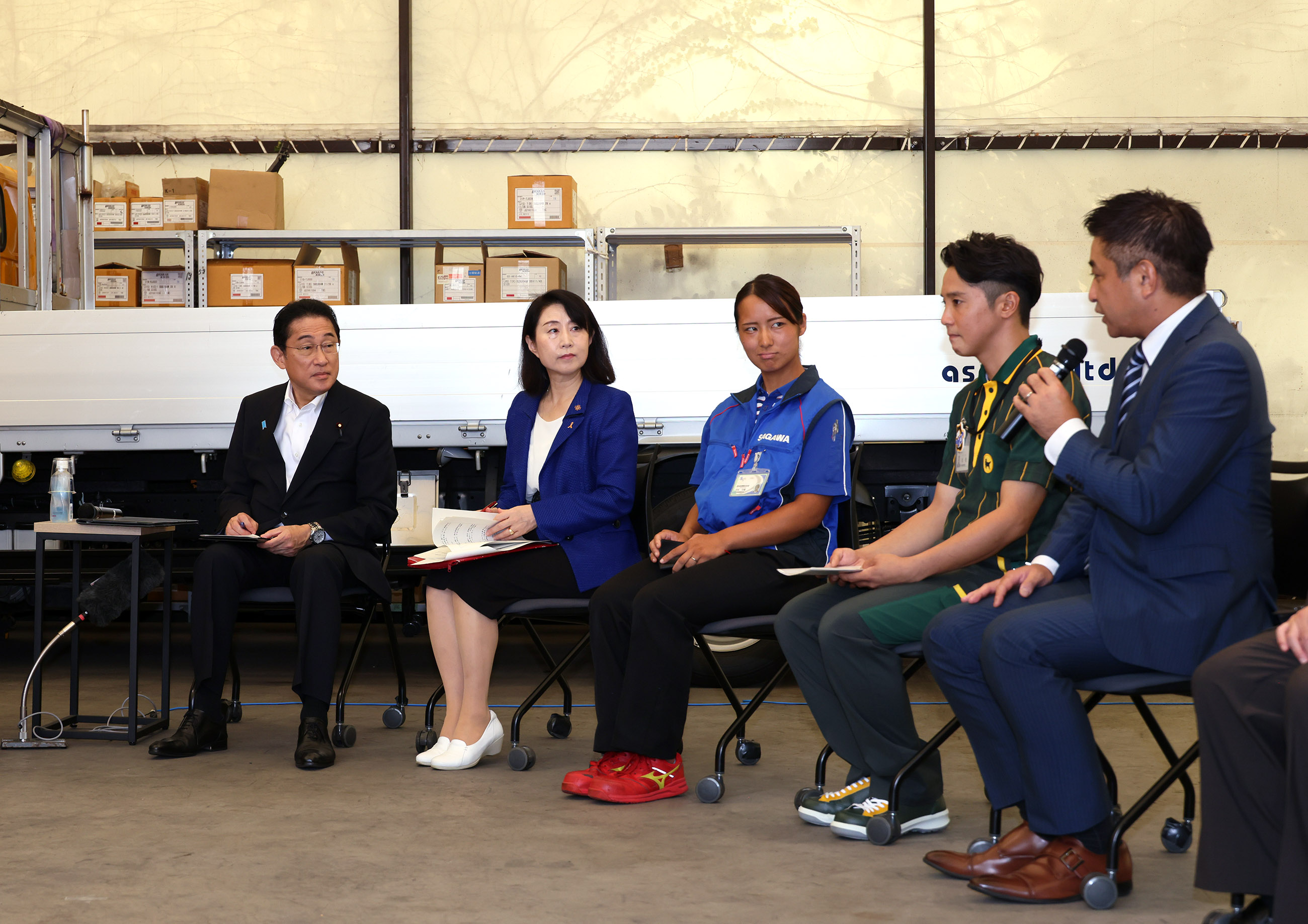 車座対話で話を聞く岸田総理１