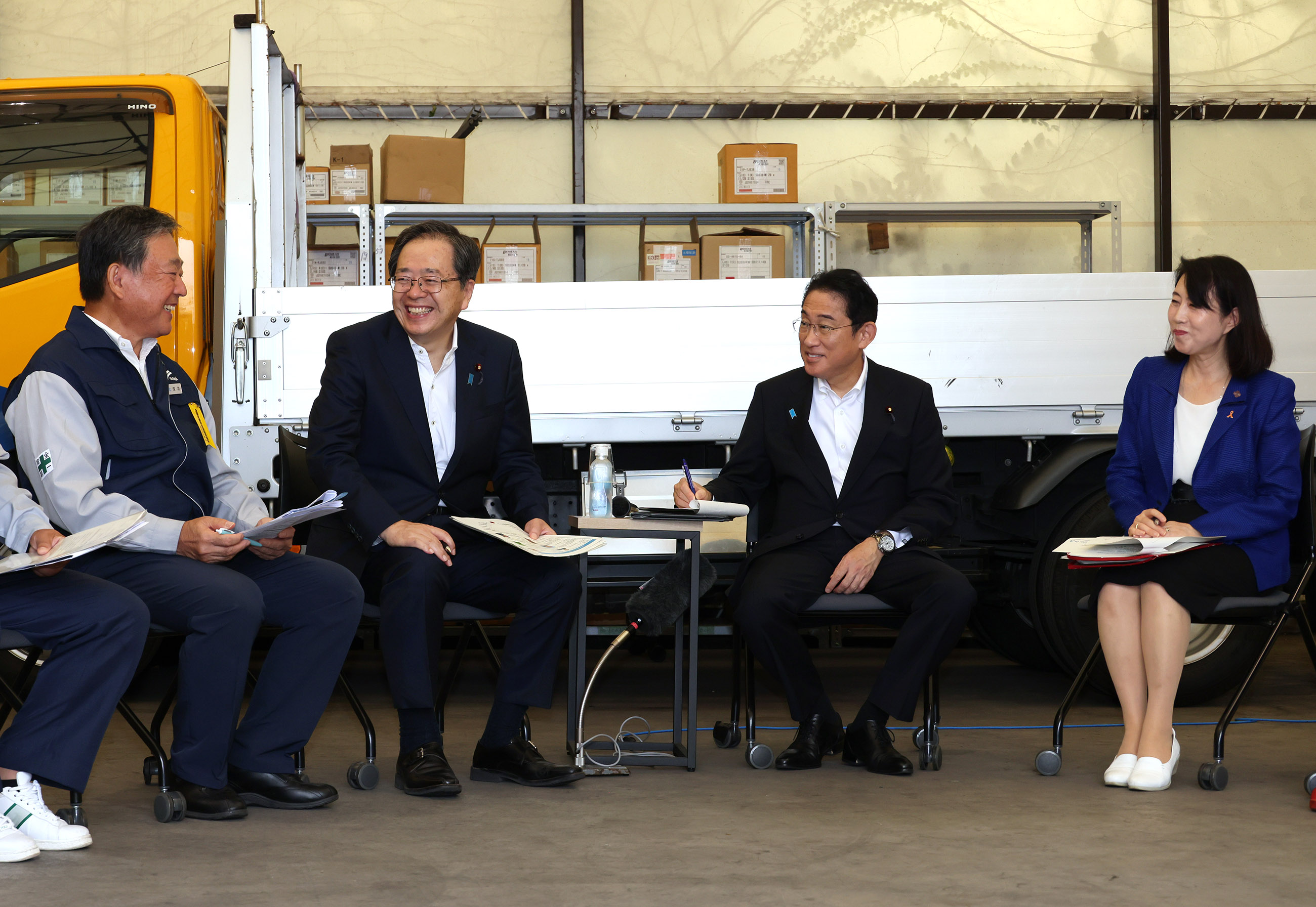 車座対話で話を聞く岸田総理３