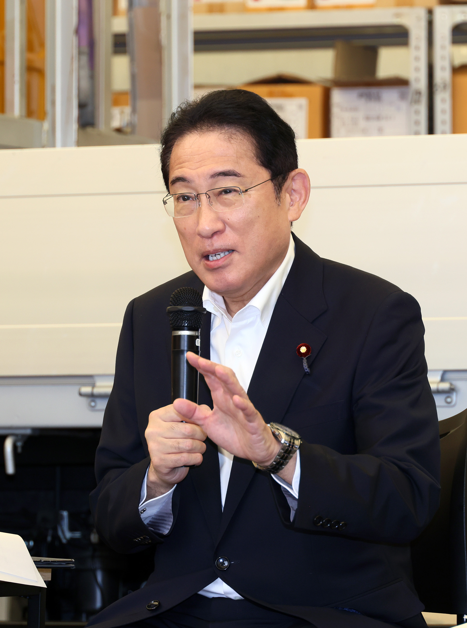 車座対話で話をする岸田総理４