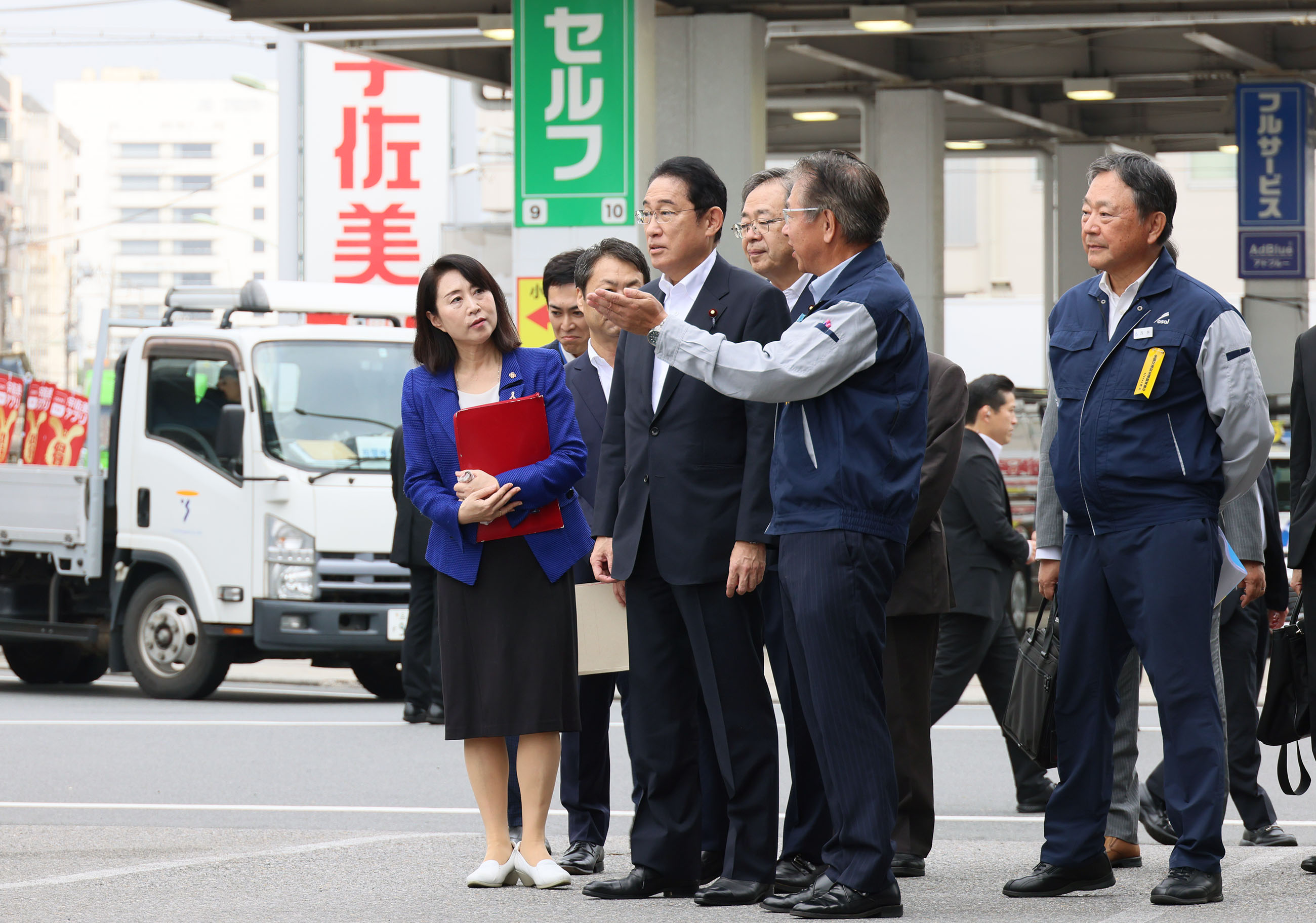 視察する岸田総理１