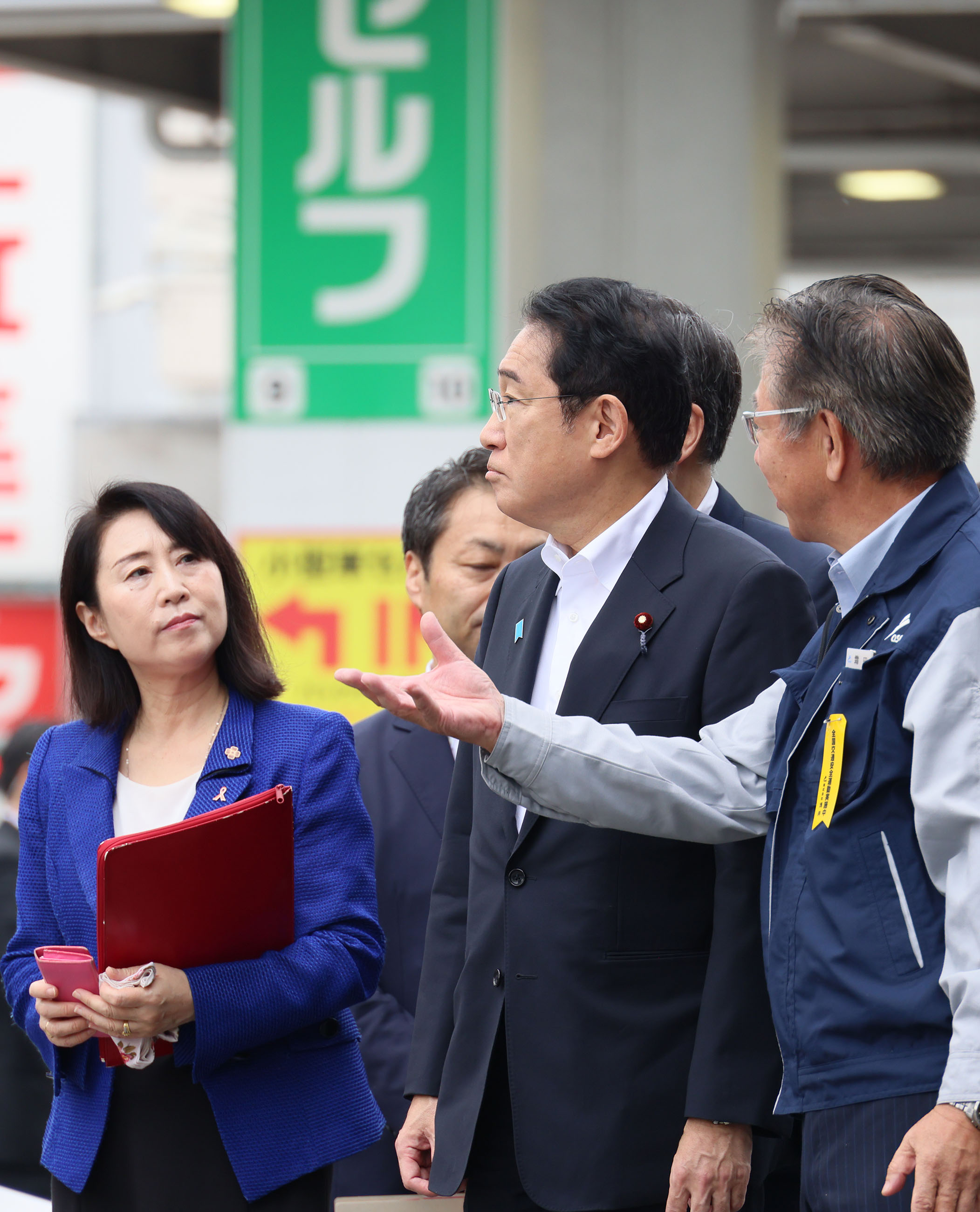 視察する岸田総理２