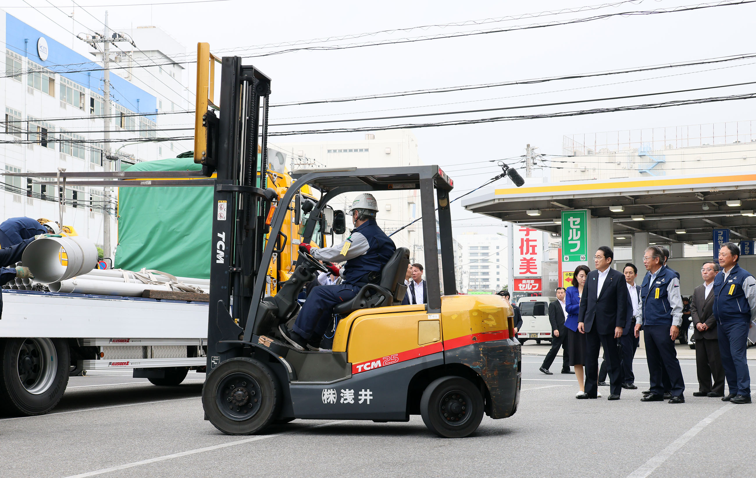 視察する岸田総理３