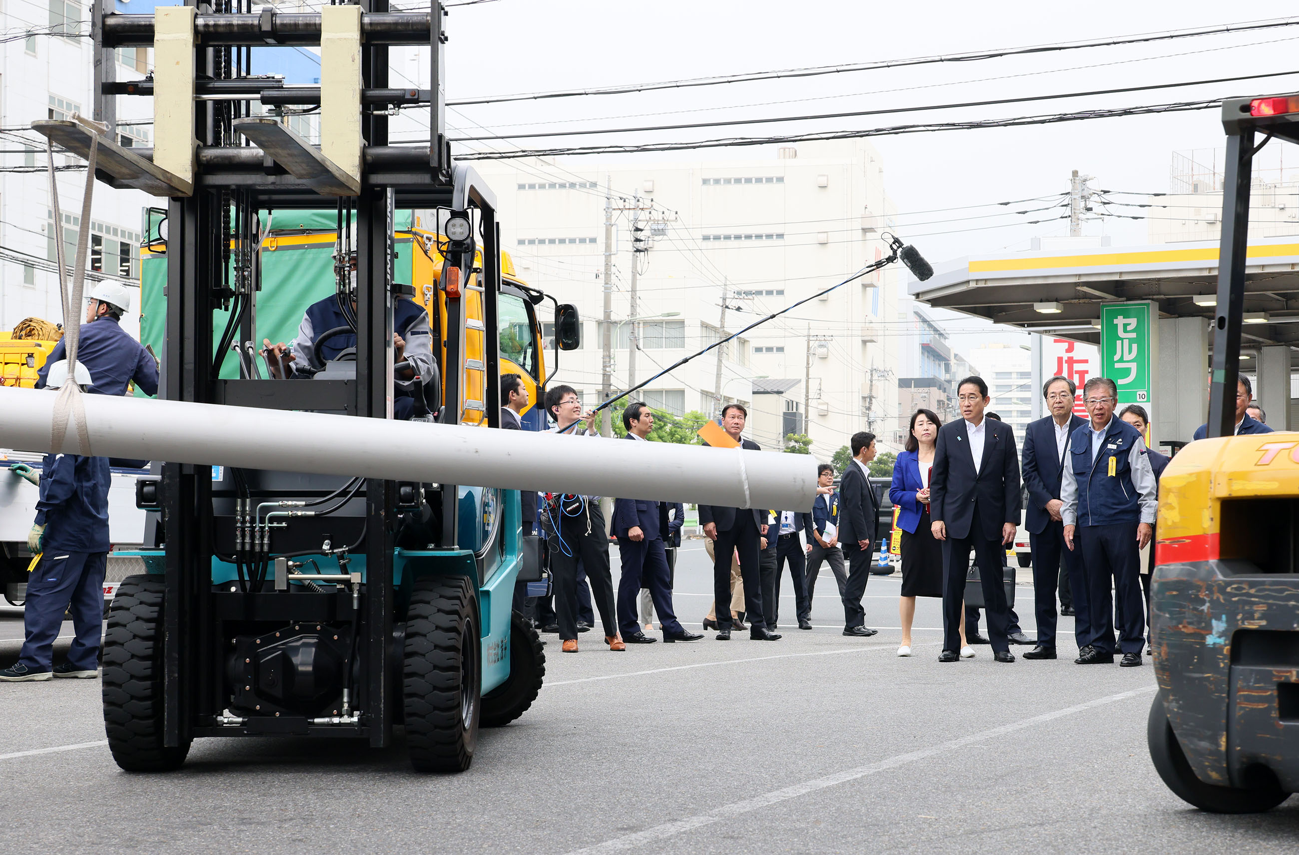 視察する岸田総理４