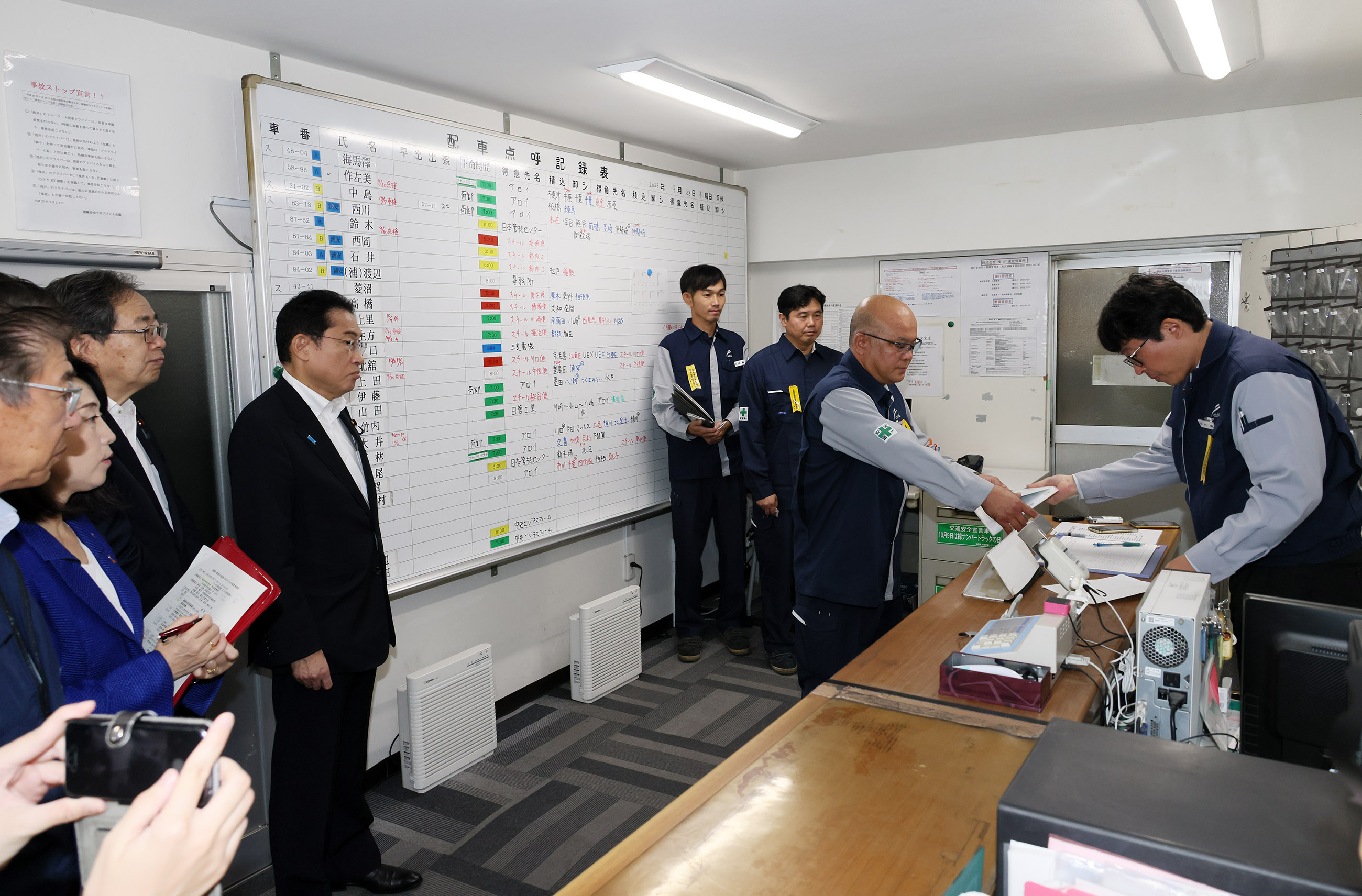 視察する岸田総理５