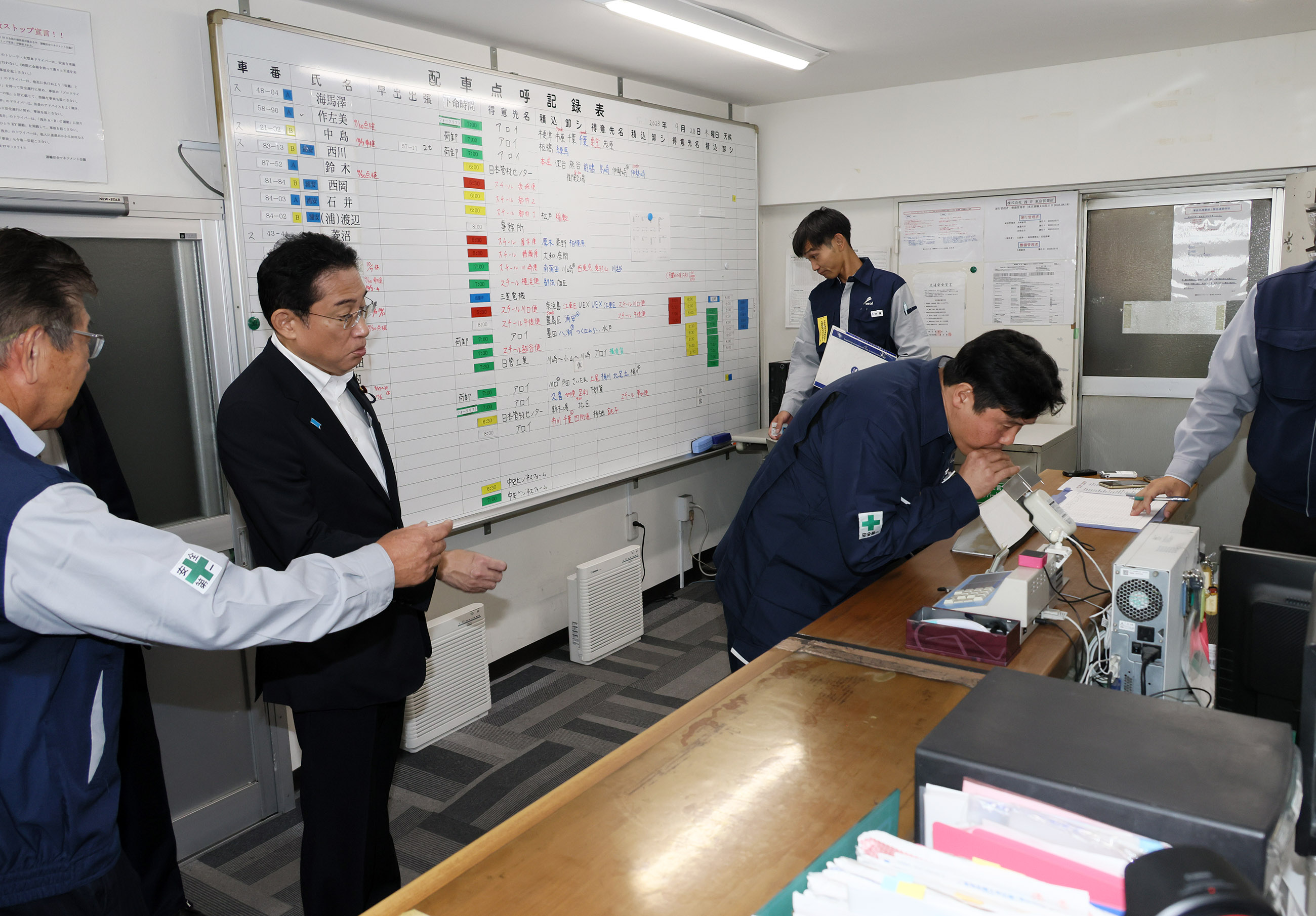 視察する岸田総理６