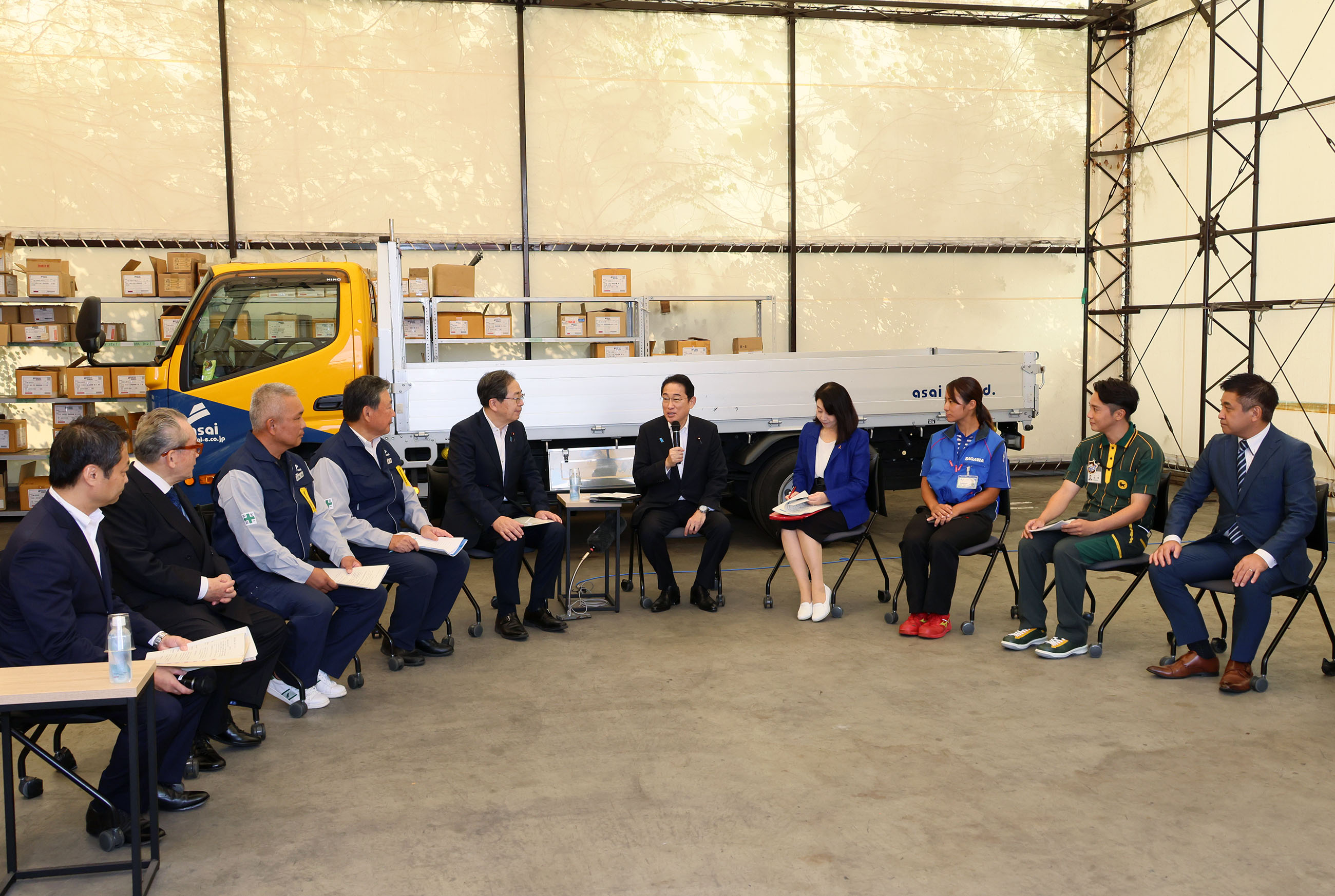 車座対話で話をする岸田総理２