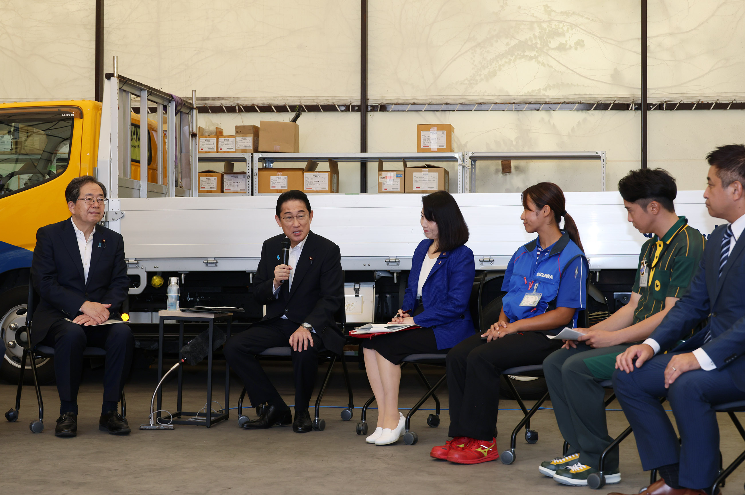 車座対話で話をする岸田総理３