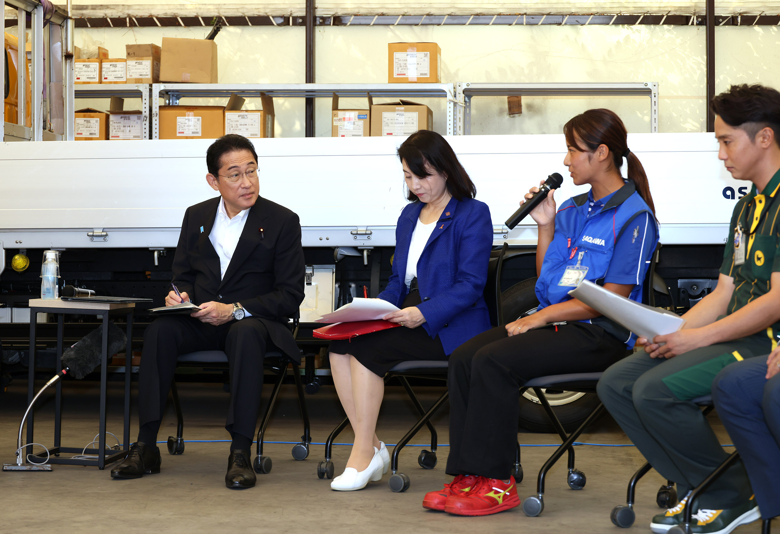 車座対話で話を聞く岸田総理１