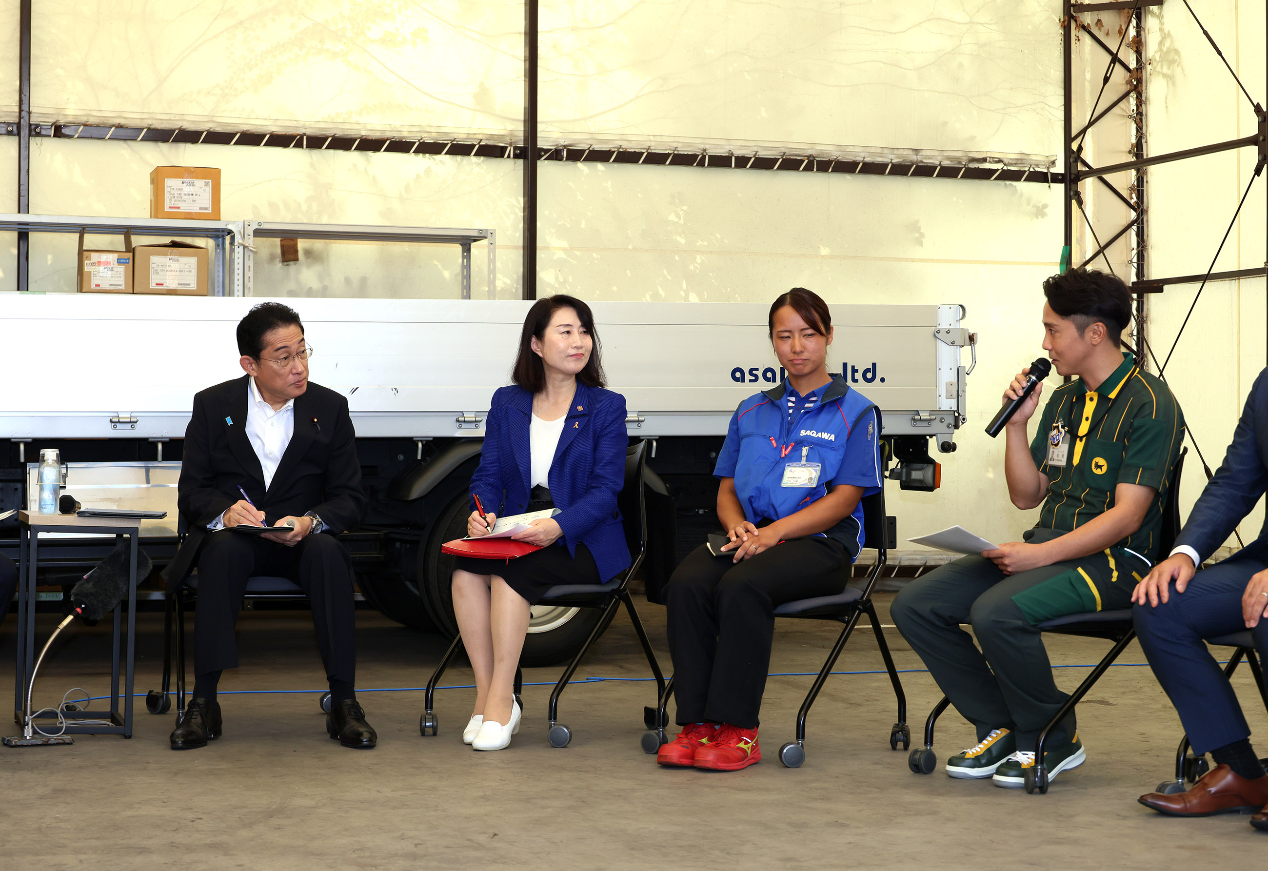 車座対話で話を聞く岸田総理２