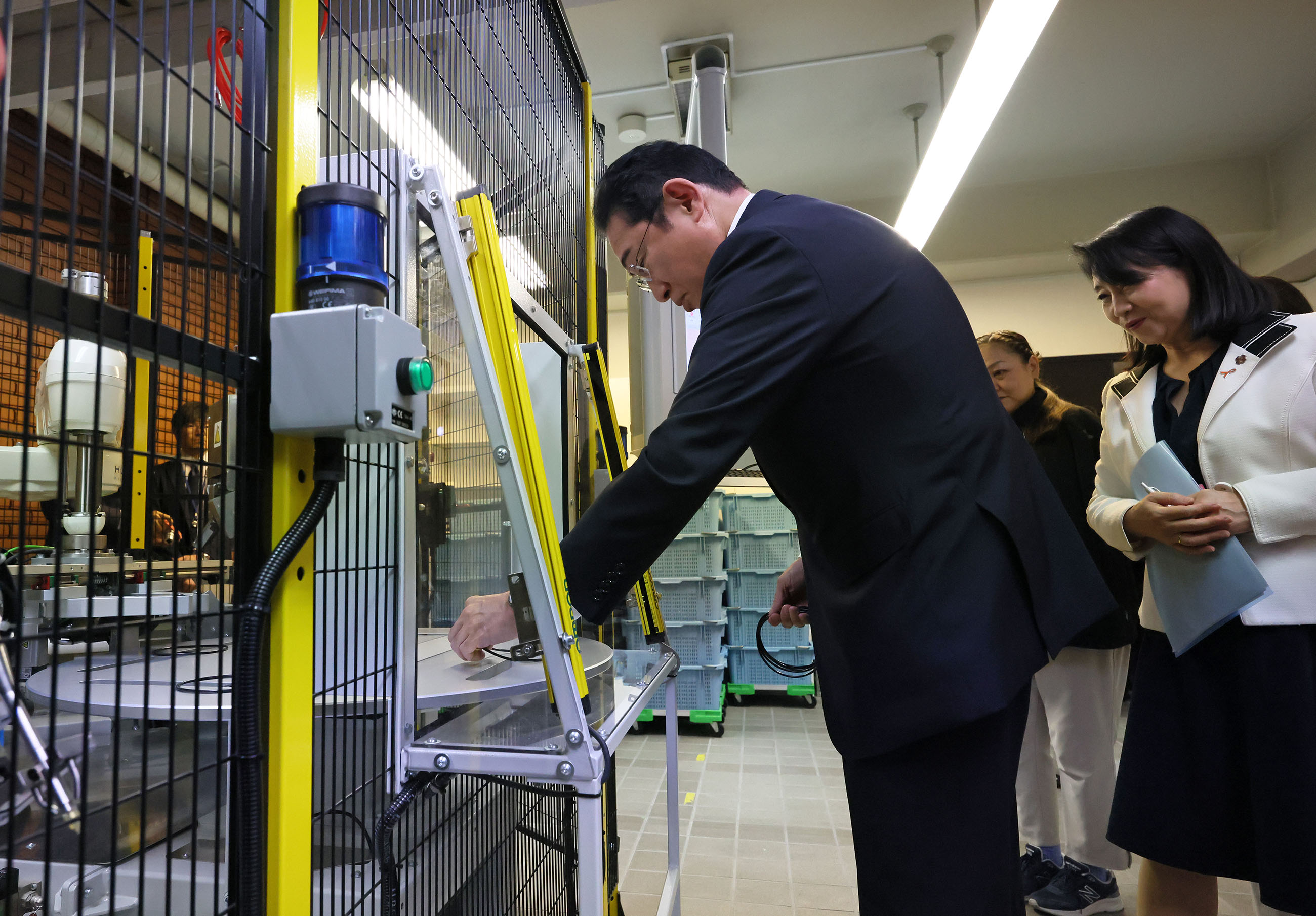 視察をする岸田総理１