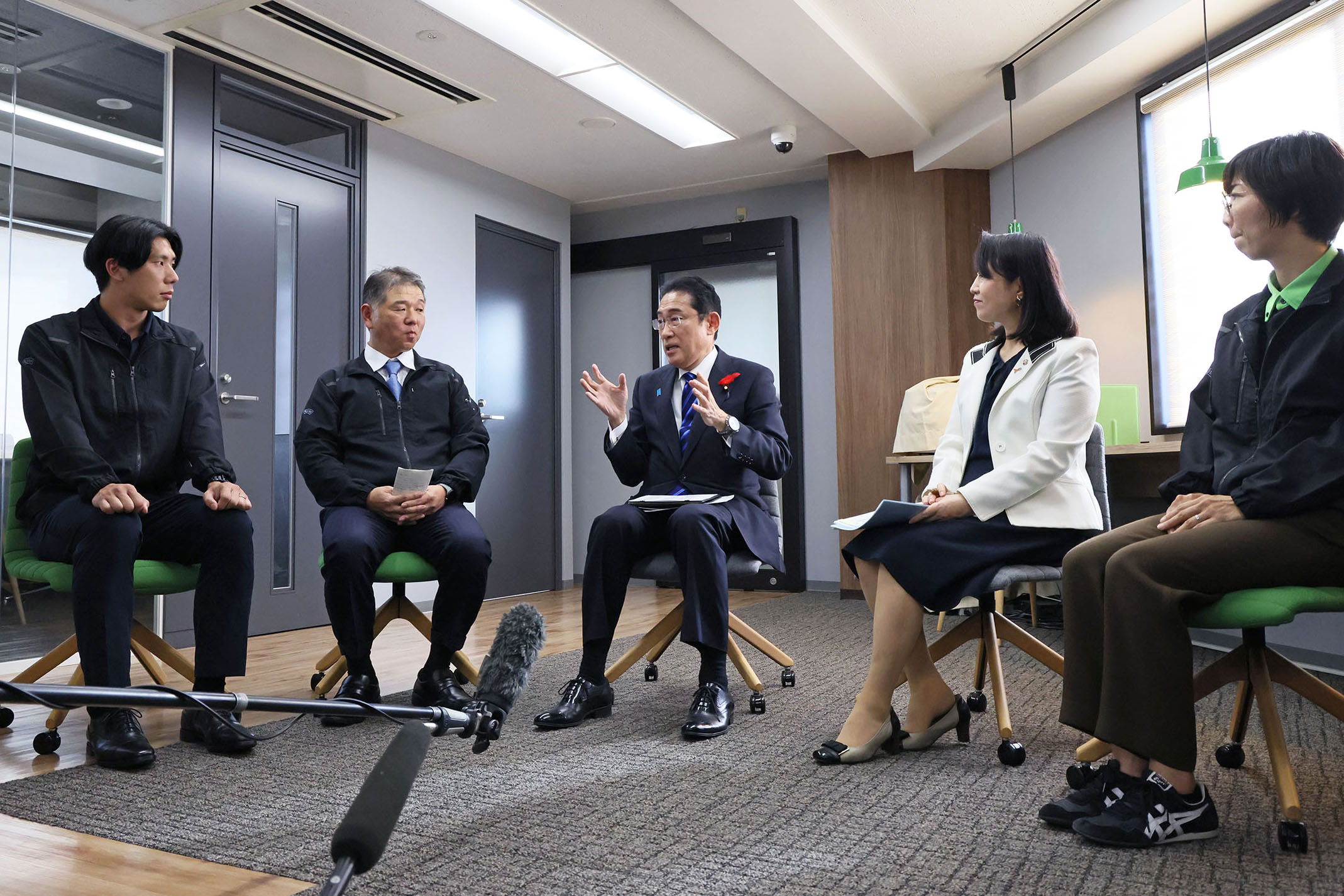 車座対話で話をする岸田総理３