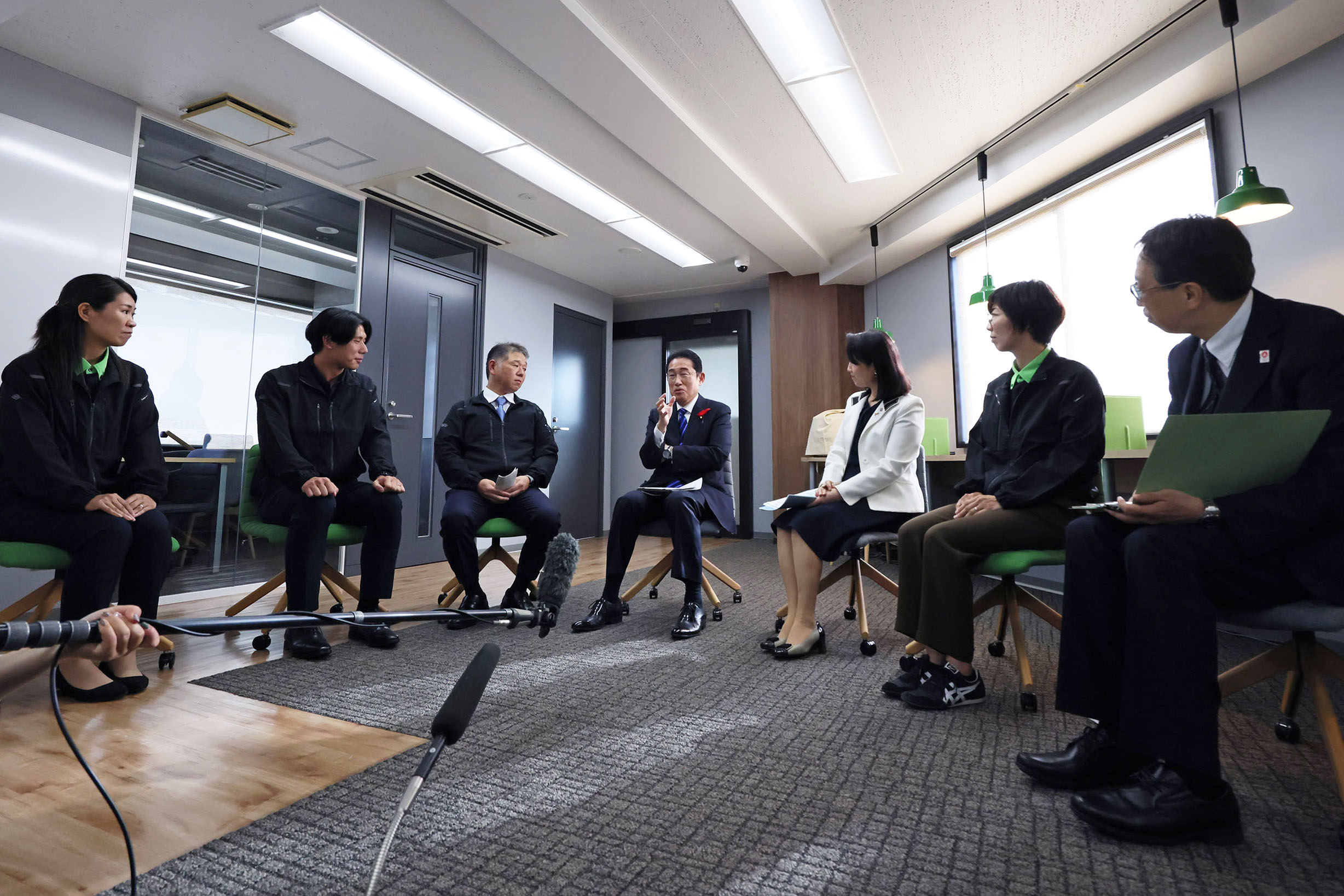 車座対話で話をする岸田総理４