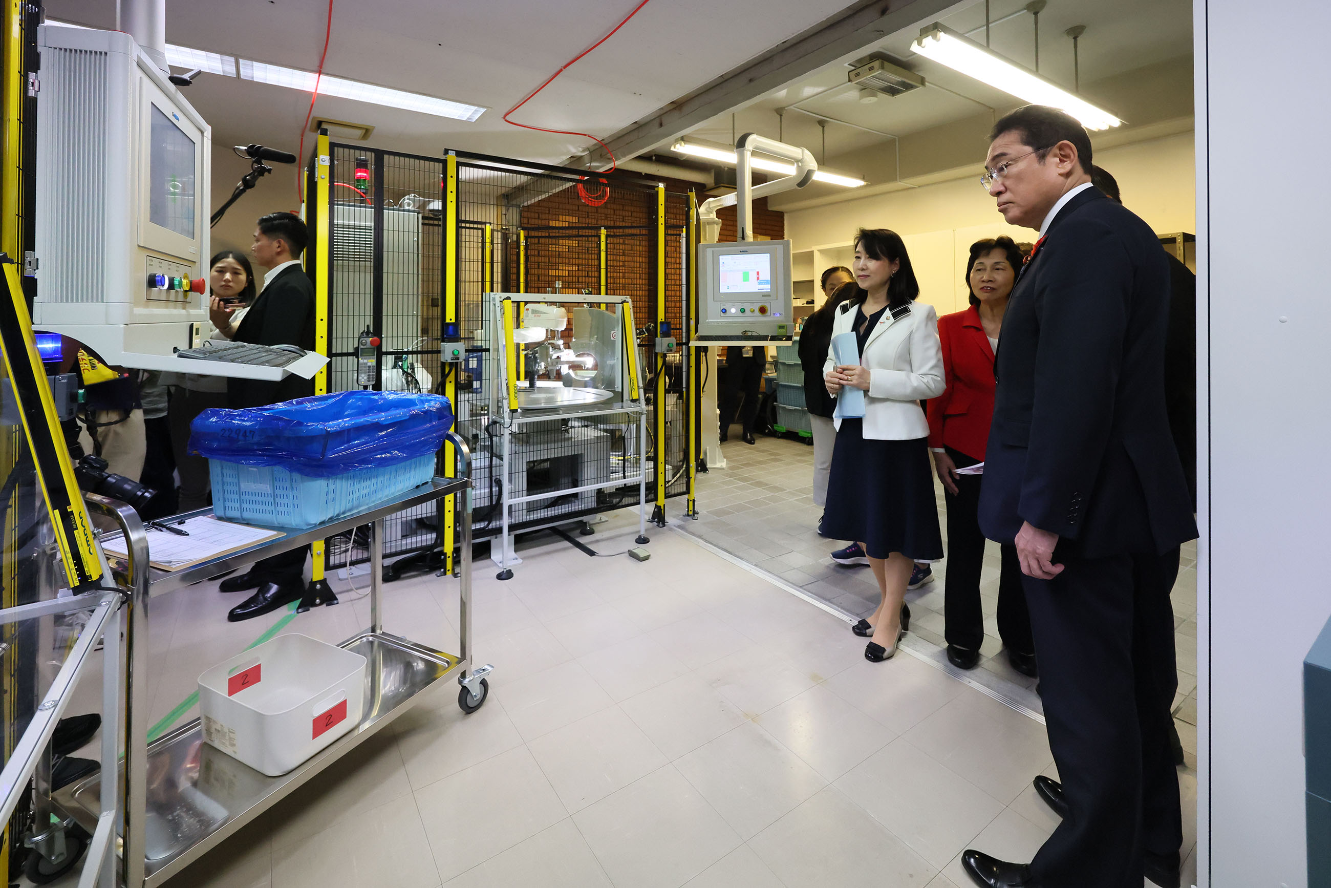 視察をする岸田総理２