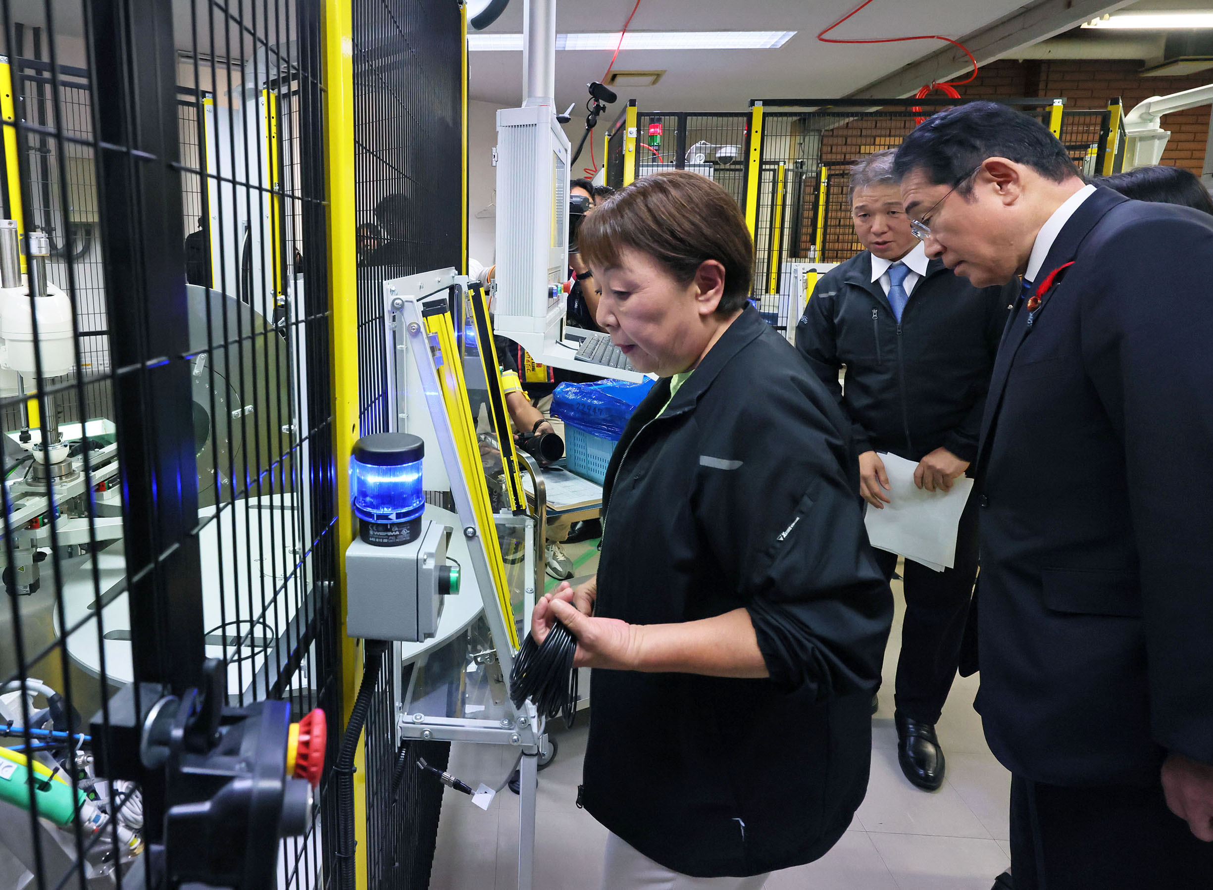 視察をする岸田総理４