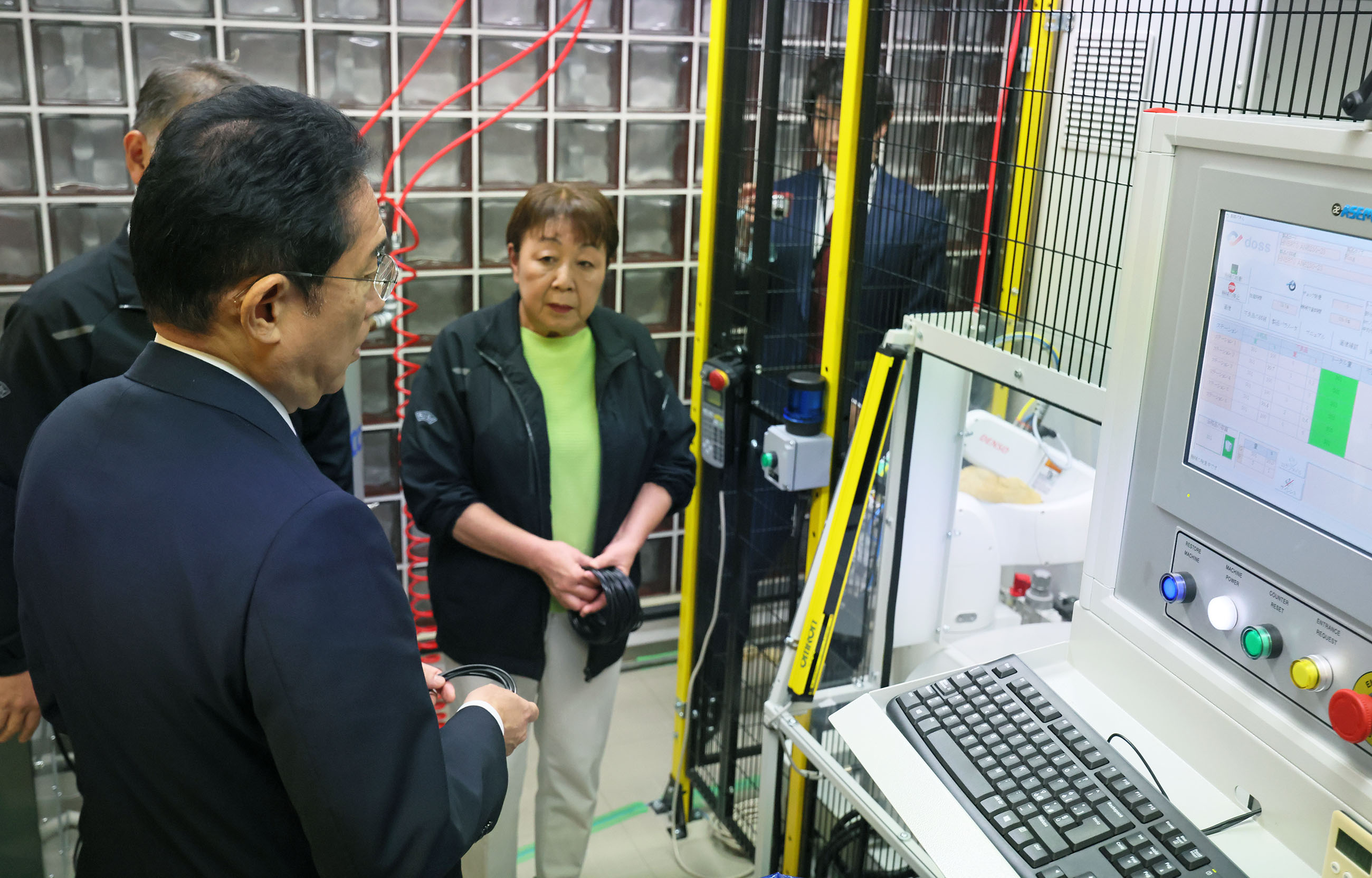 視察をする岸田総理５