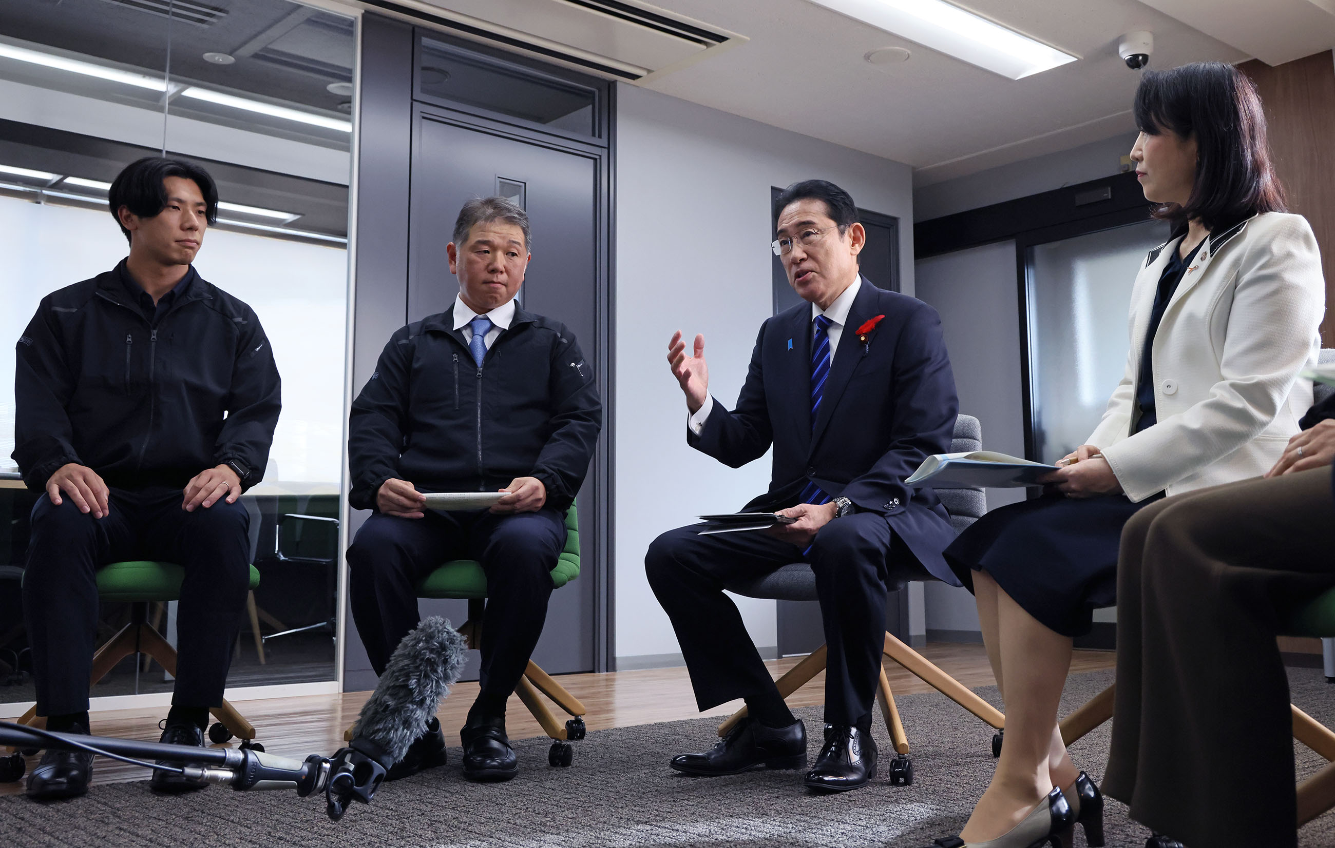 車座対話で話をする岸田総理１