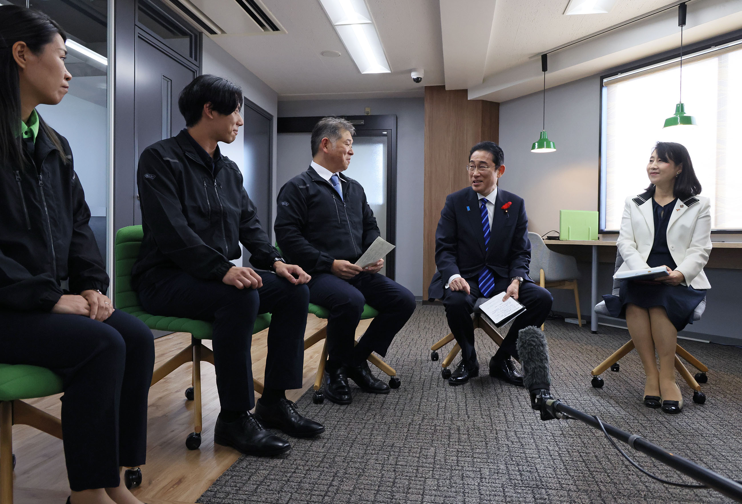 車座対話で話を聞く岸田総理１