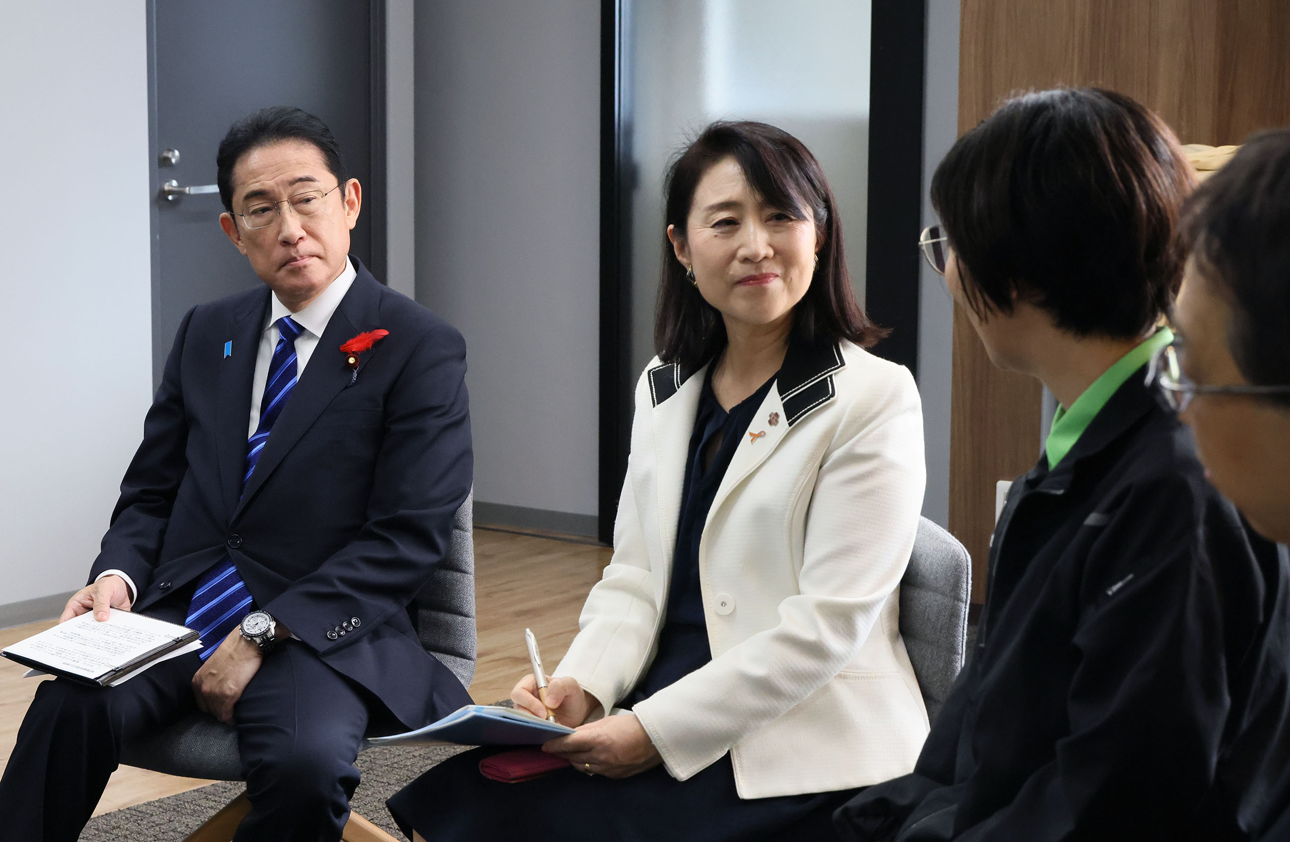 車座対話で話を聞く岸田総理２