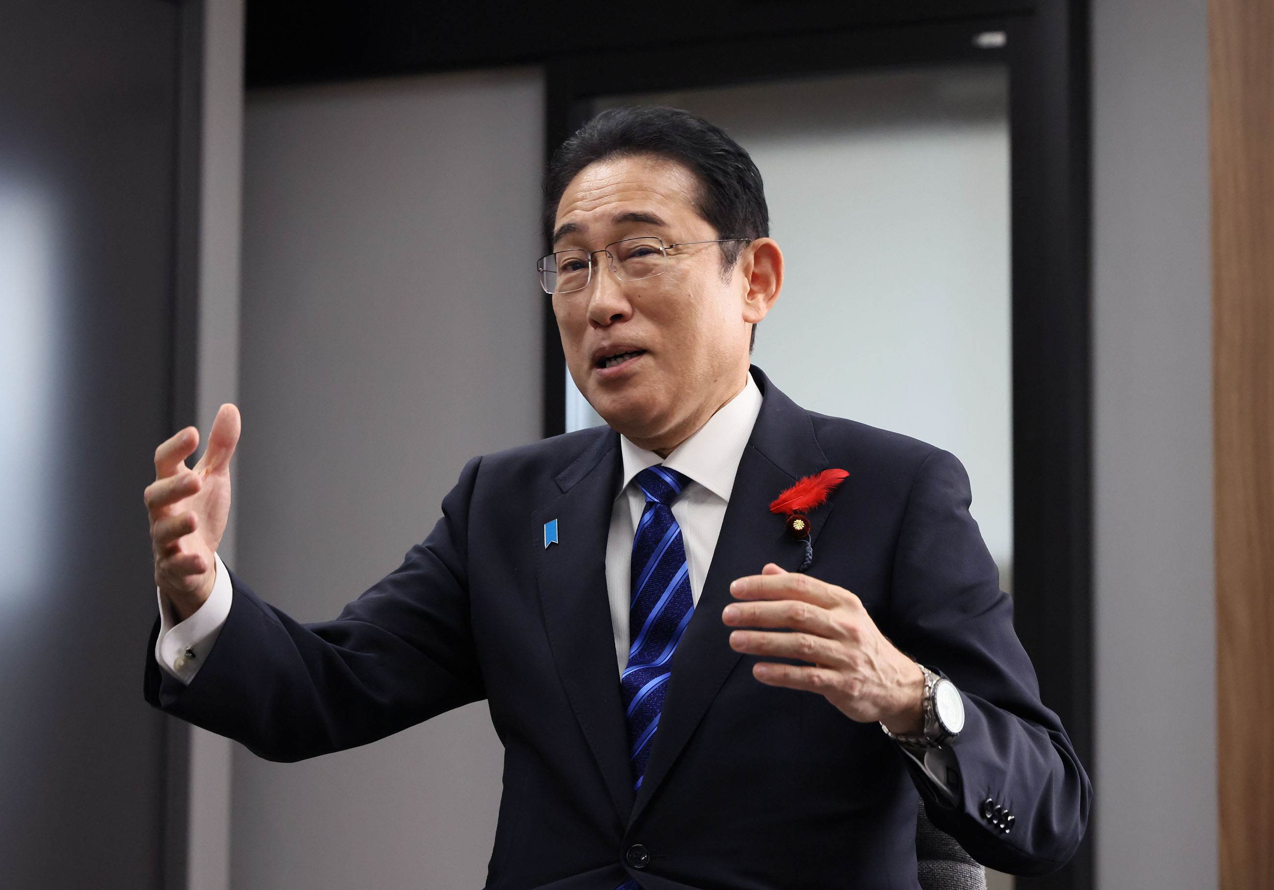 車座対話で話をする岸田総理２