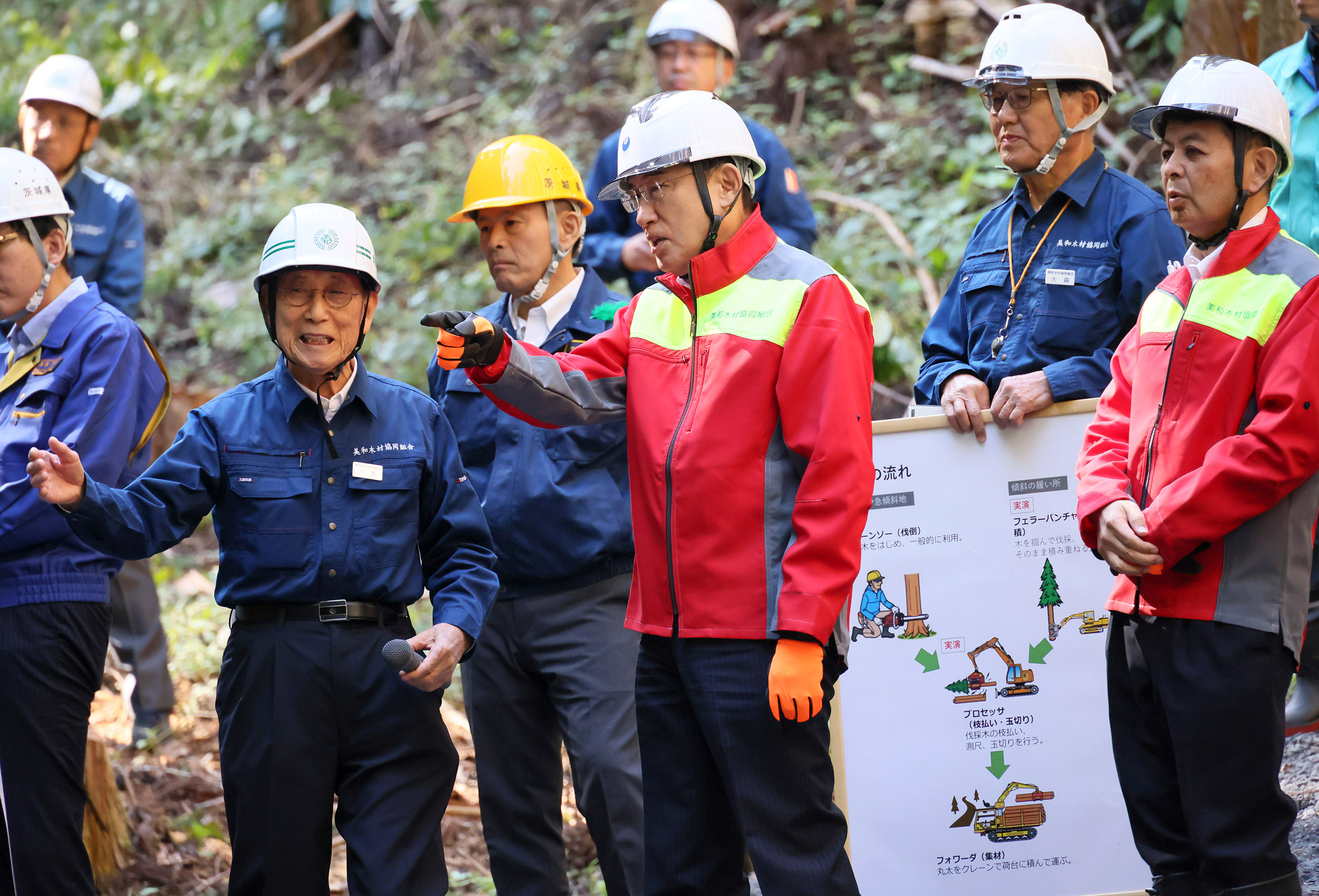 伐採・造林作業を視察する岸田総理３