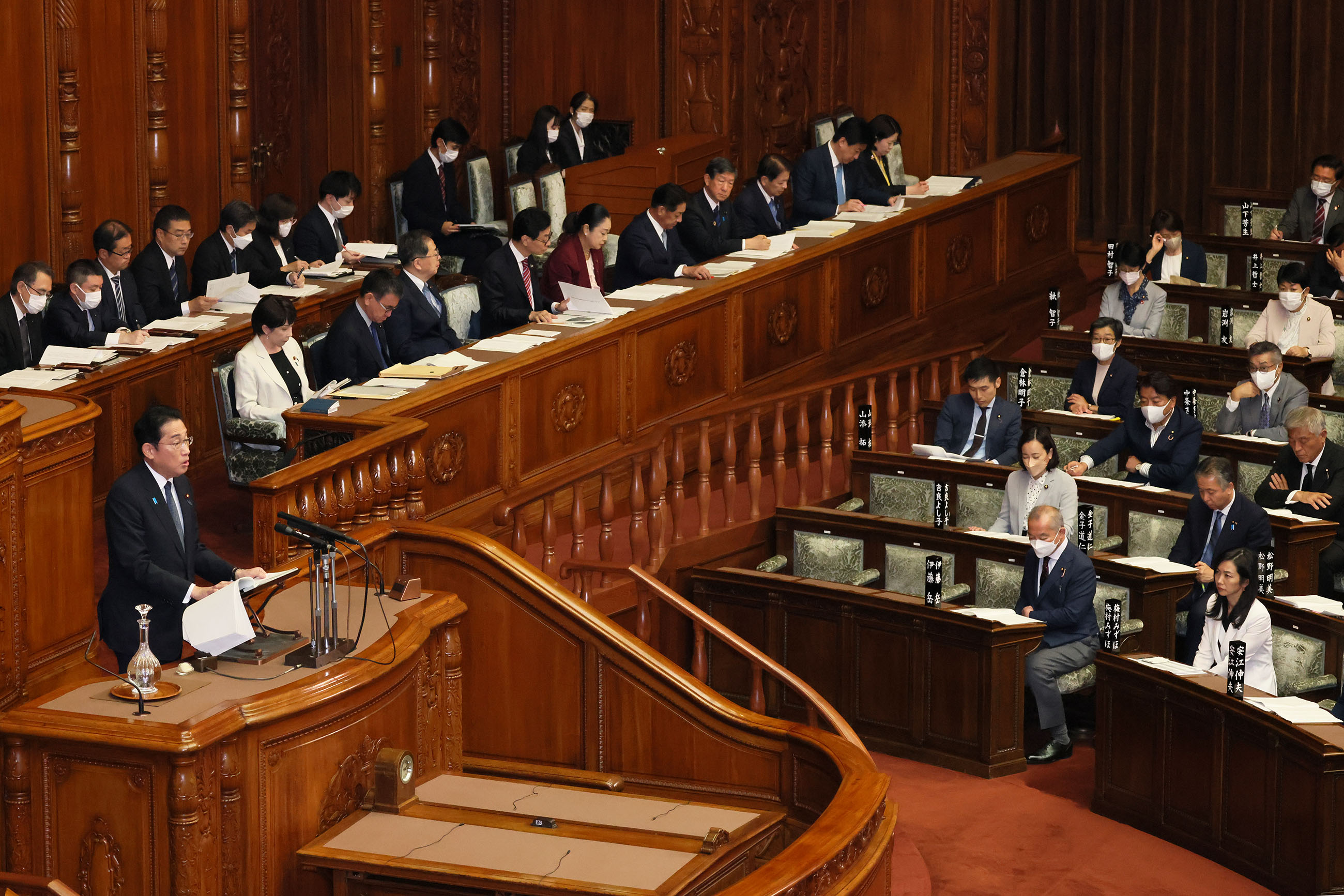 参議院本会議で所信表明演説を行う岸田総理３