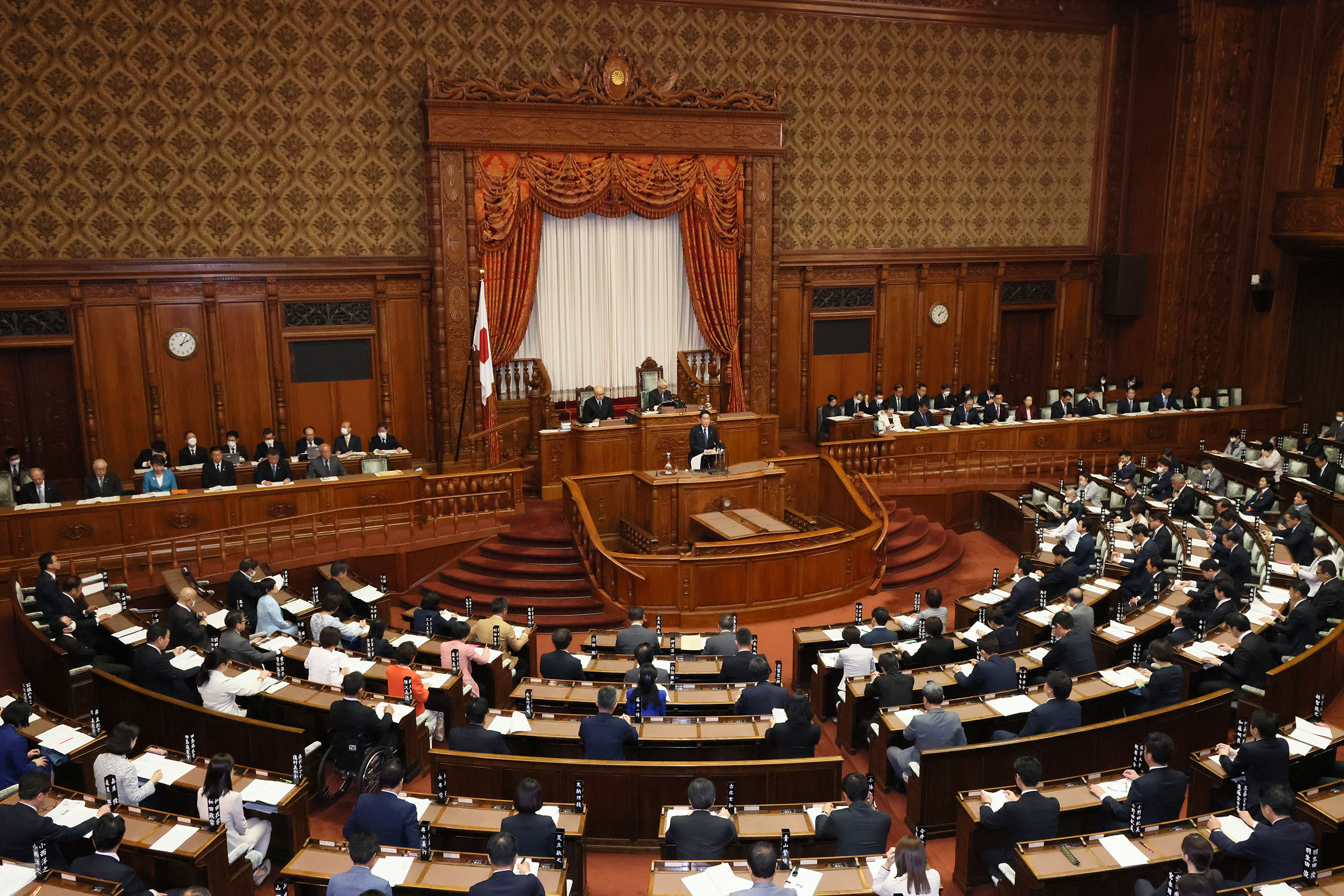 参議院本会議で所信表明演説を行う岸田総理４