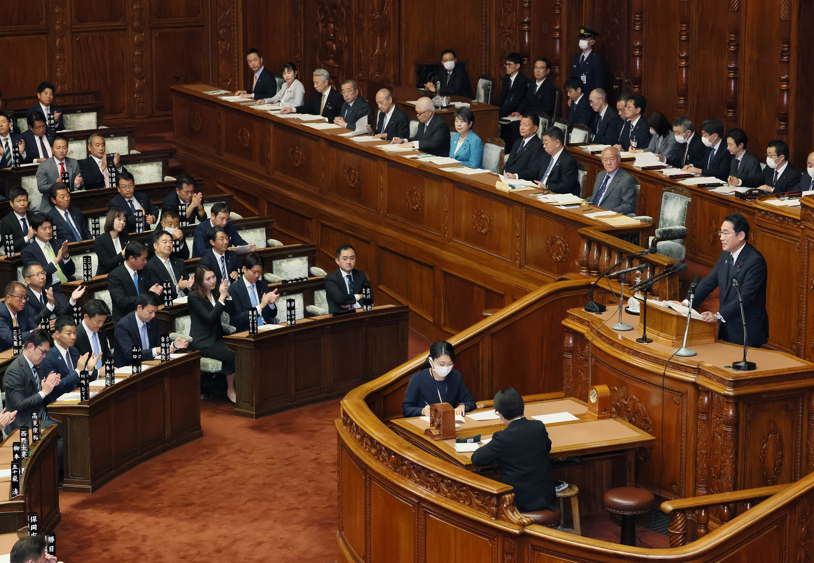 衆議院本会議で所信表明演説を行う岸田総理１０