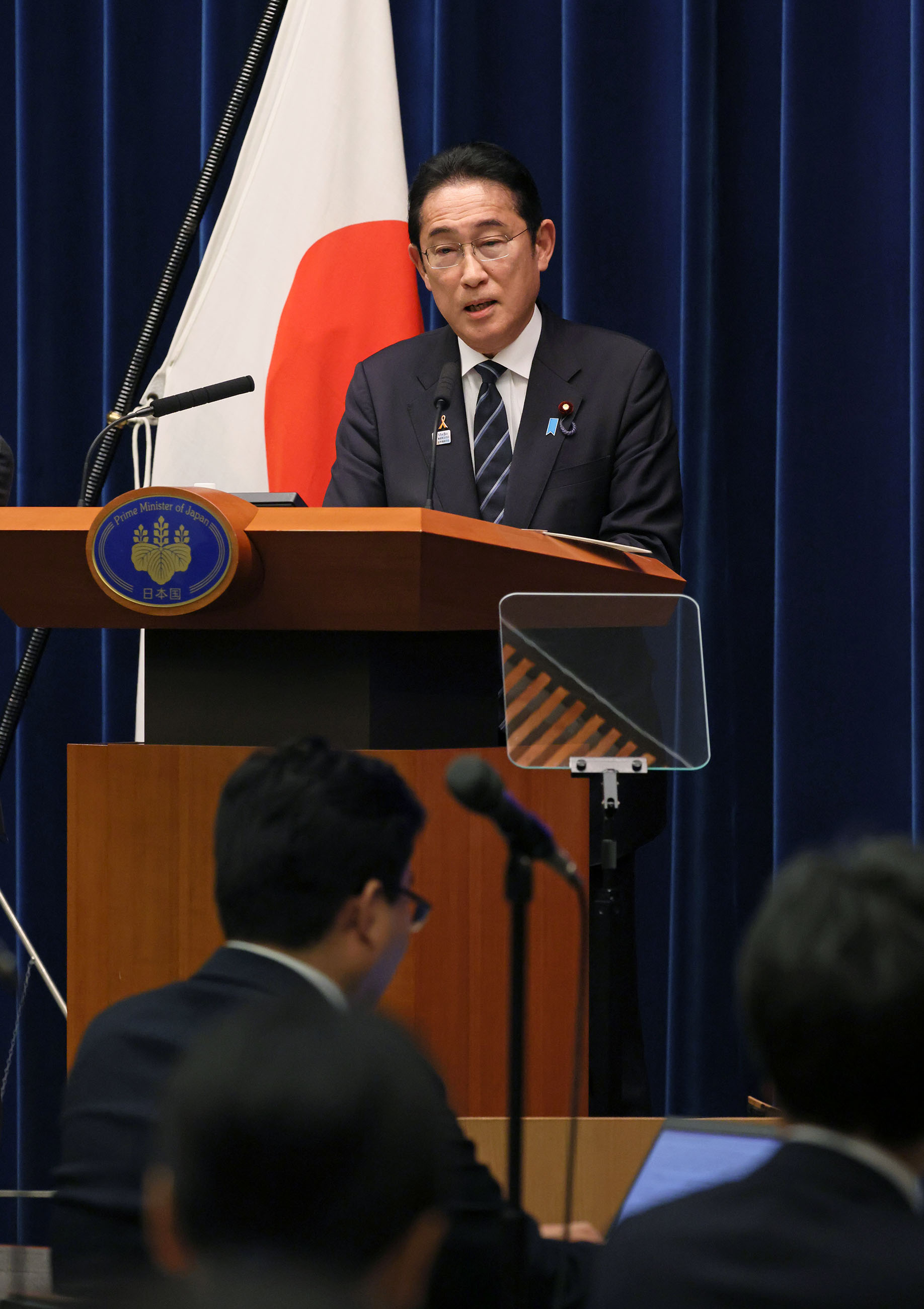 記者の質問に答える岸田総理２