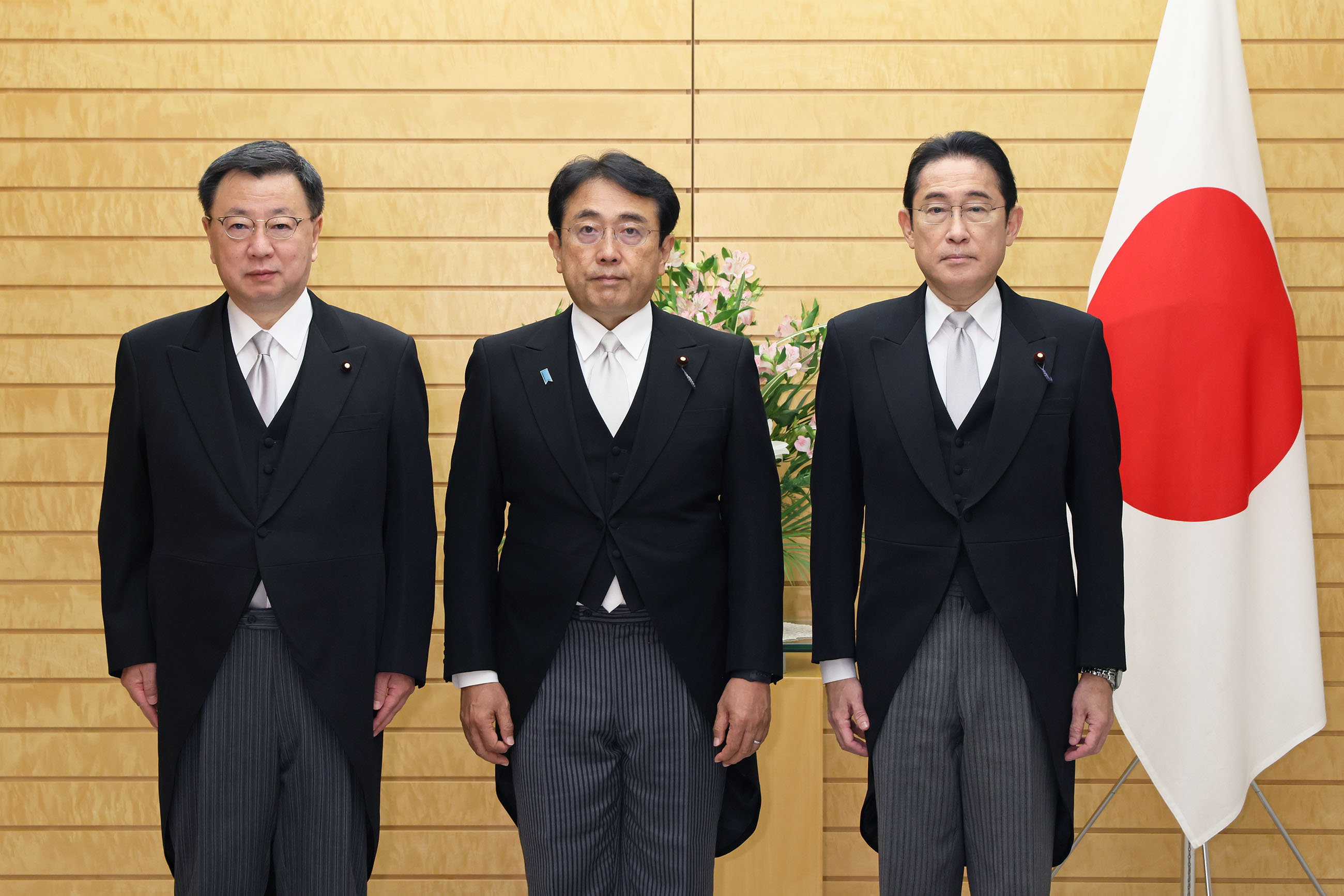 赤澤財務副大臣と写真撮影に臨む岸田総理３