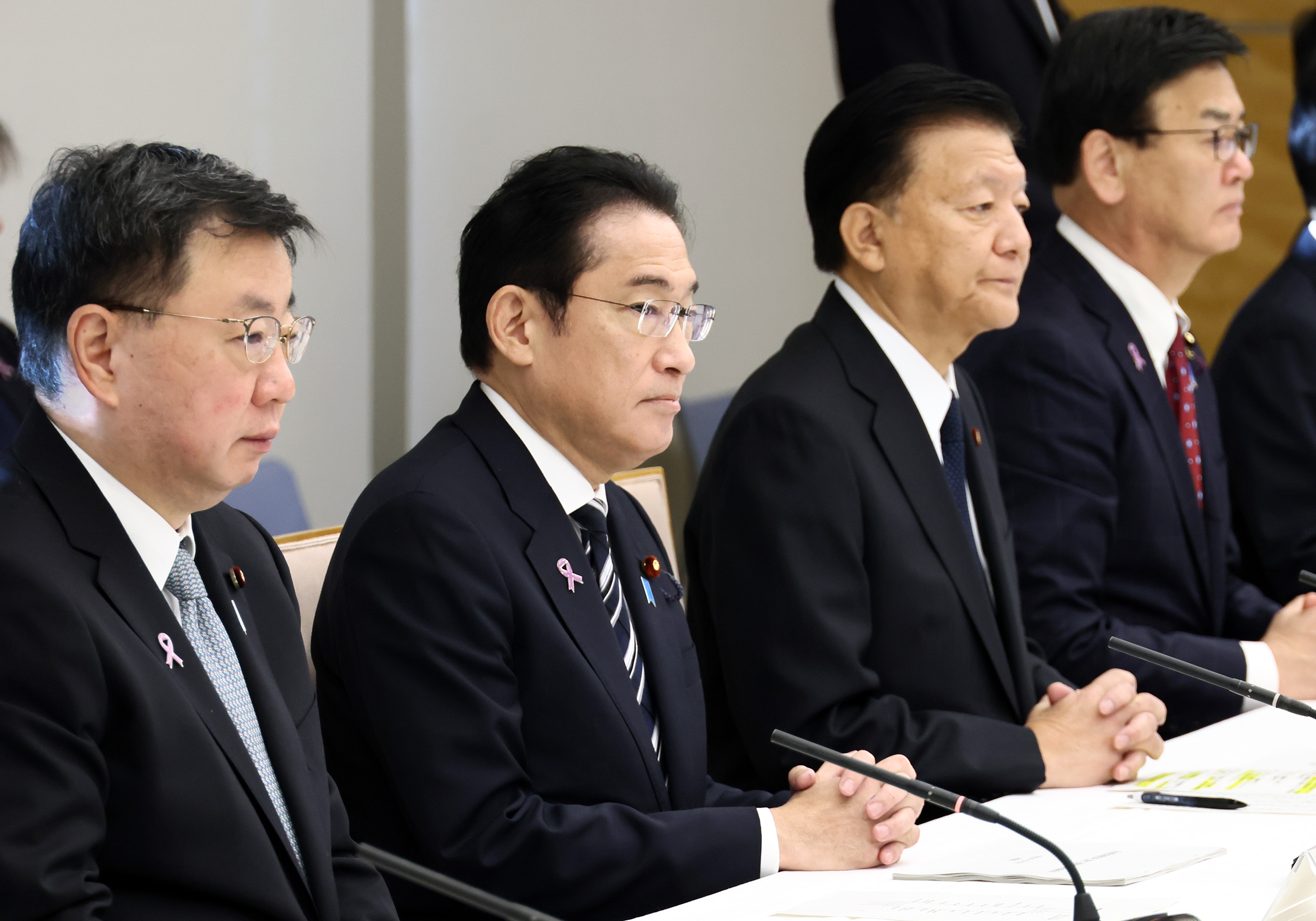 会議に臨む岸田総理１