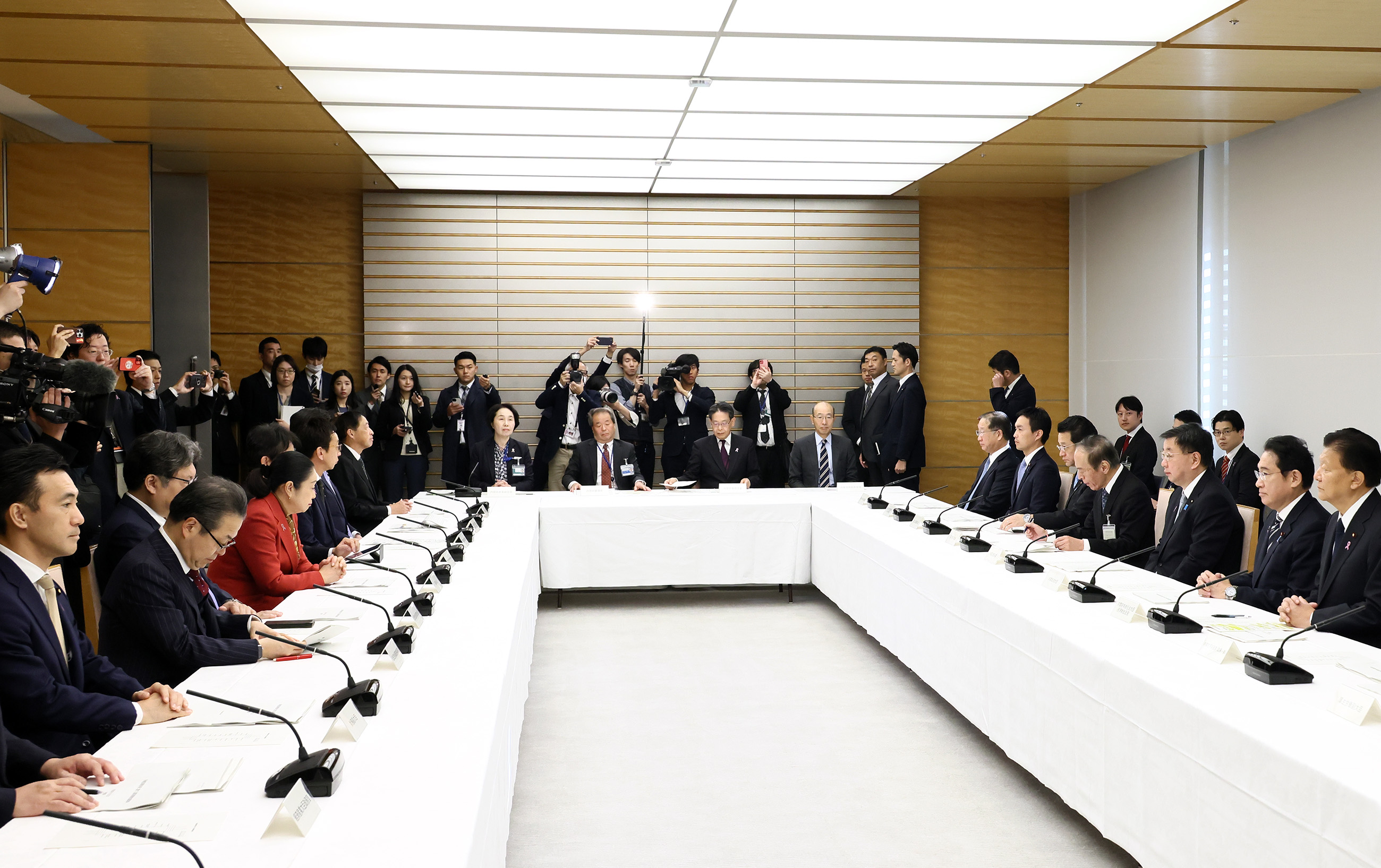 会議に臨む岸田総理２