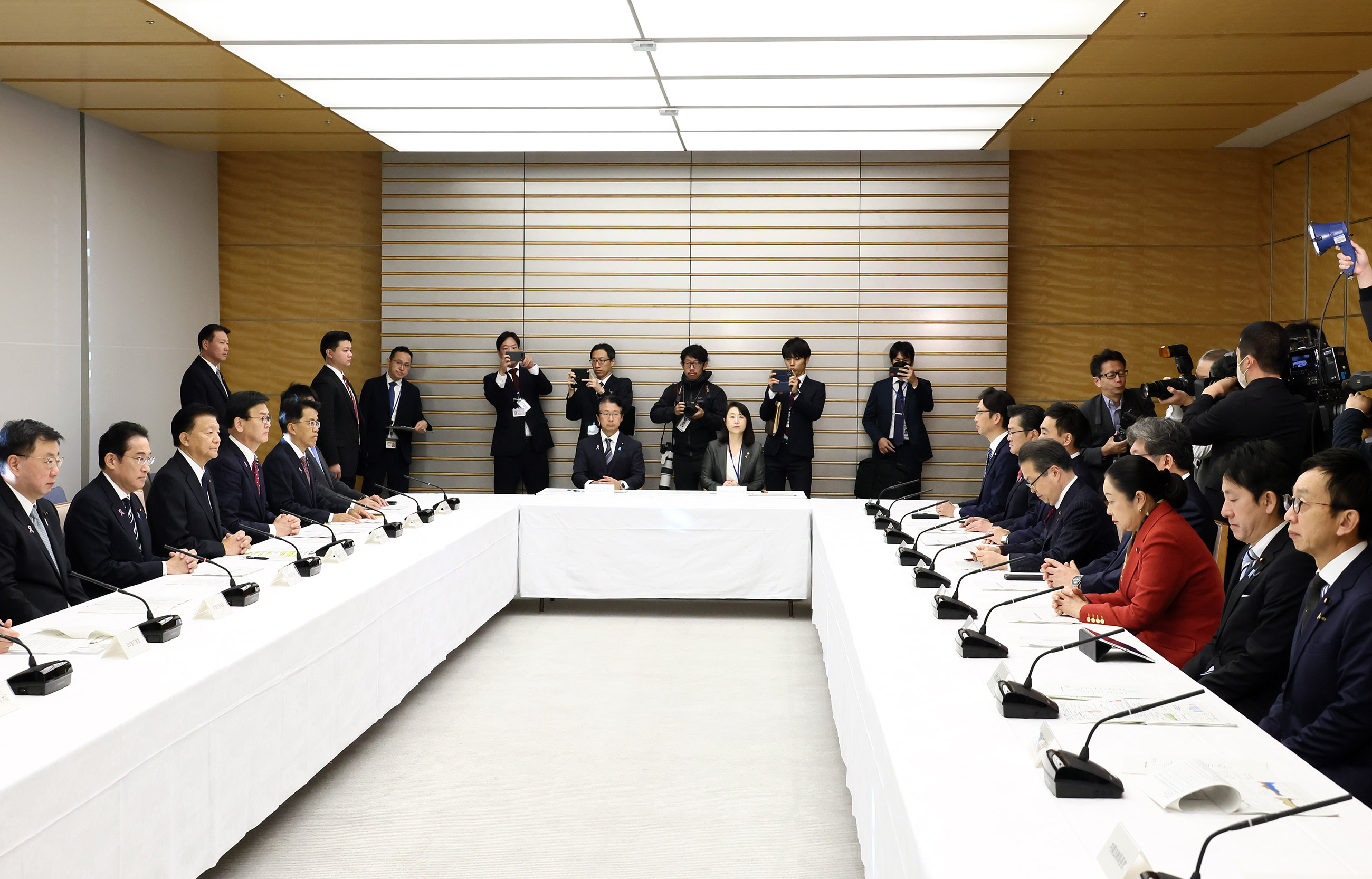 会議に臨む岸田総理３