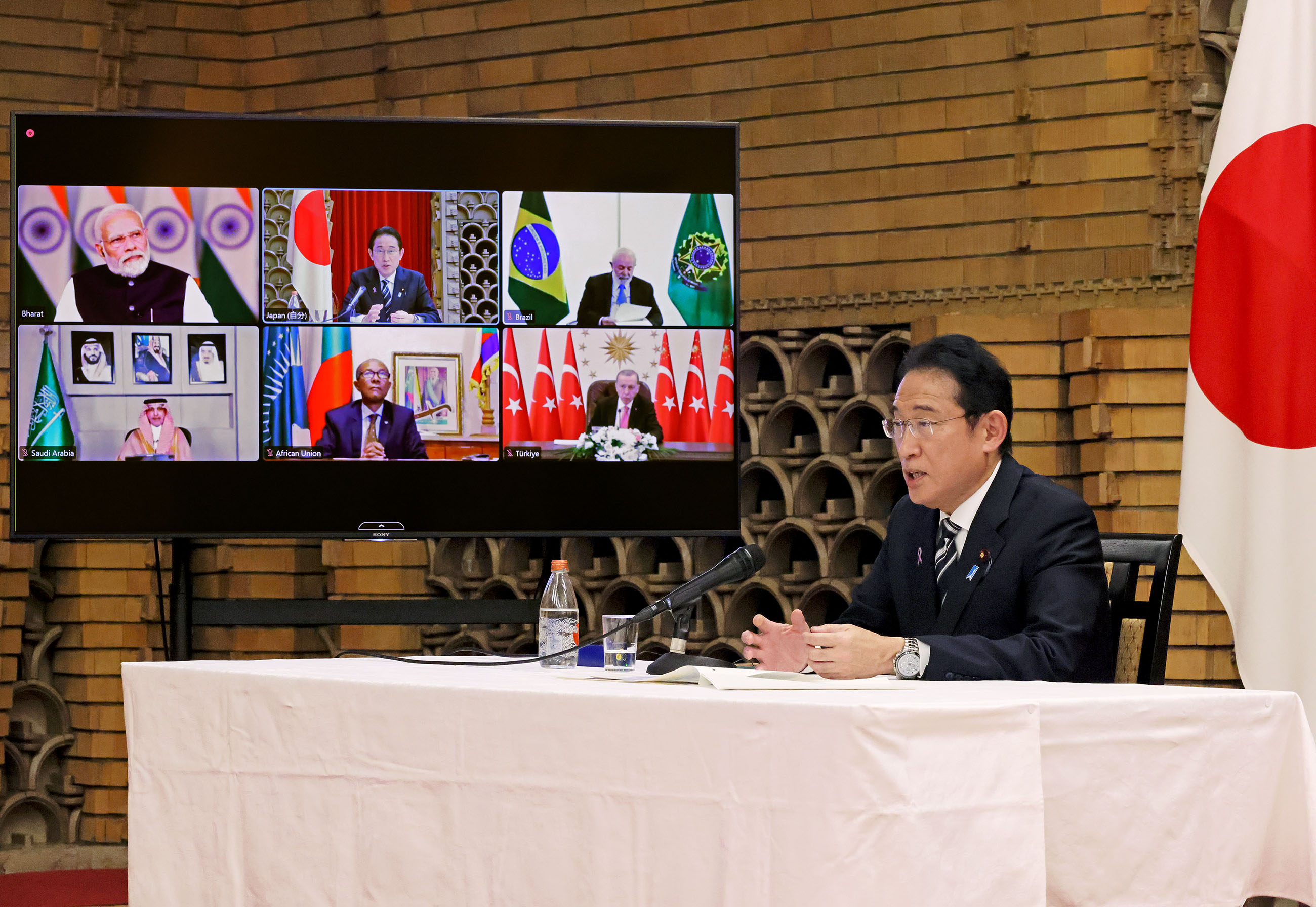 Ｇ２０首脳テレビ会議で発言する岸田首相