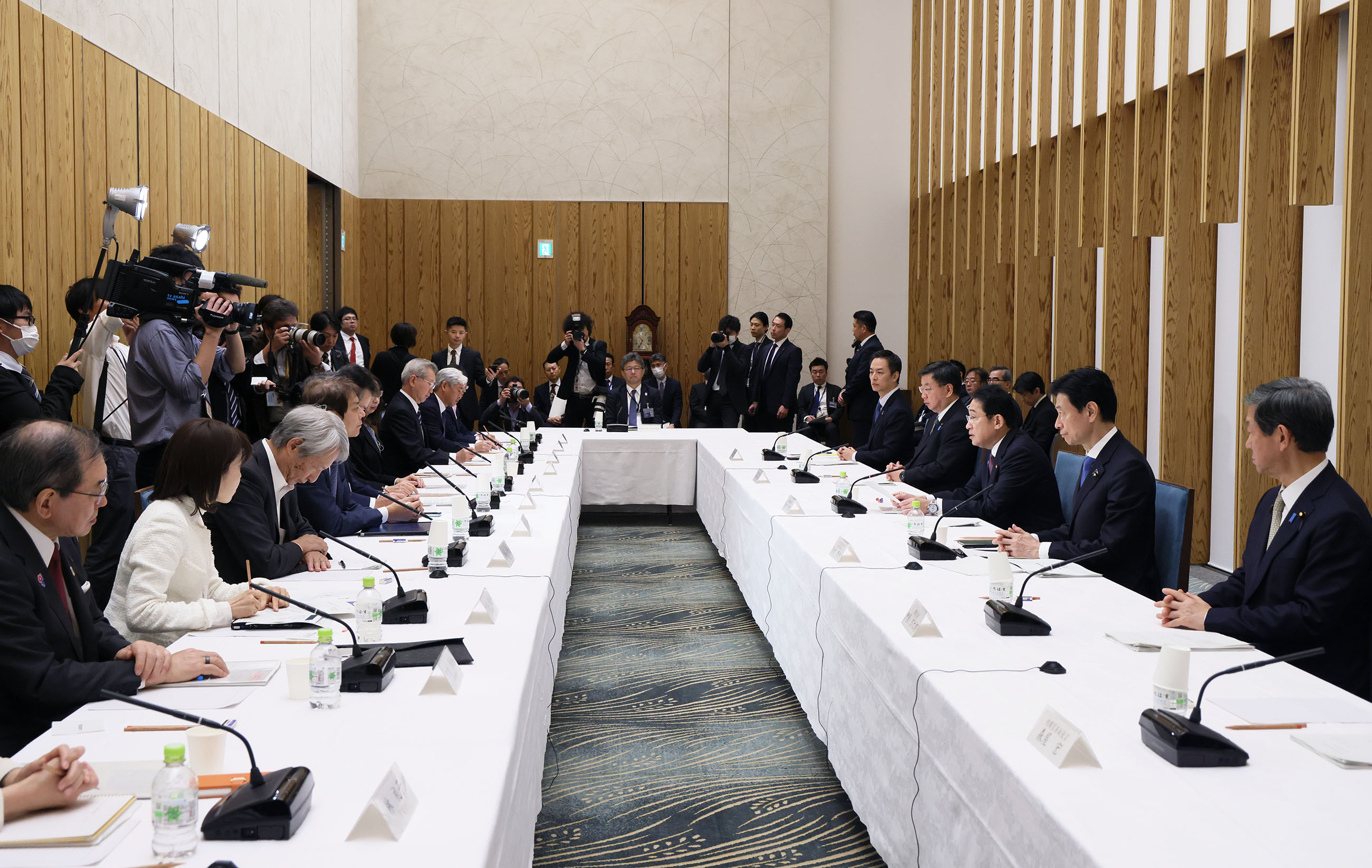 会議のまとめを行う岸田総理３