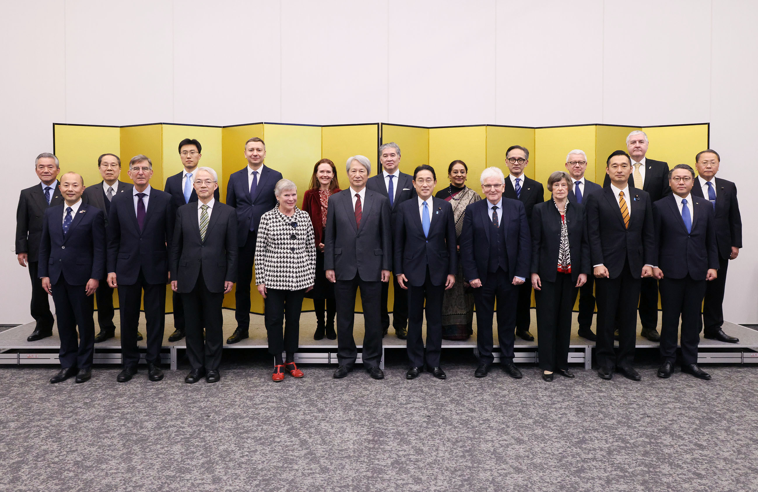 国際賢人会議参加者との集合写真