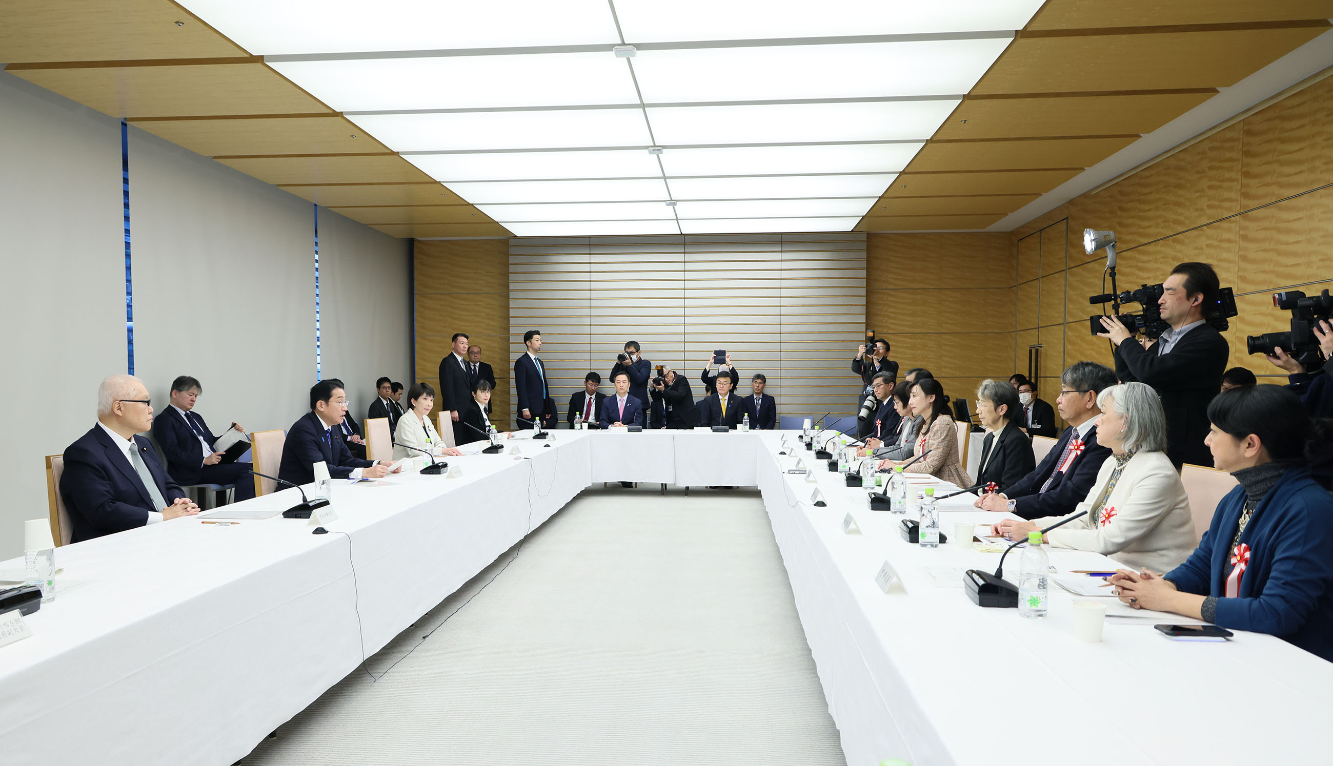 会議のまとめを行う岸田総理２